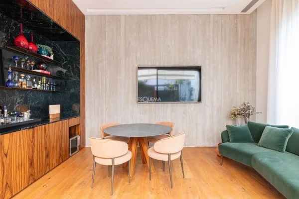 Cobertura reformada com projeto de Isay Weinfeld