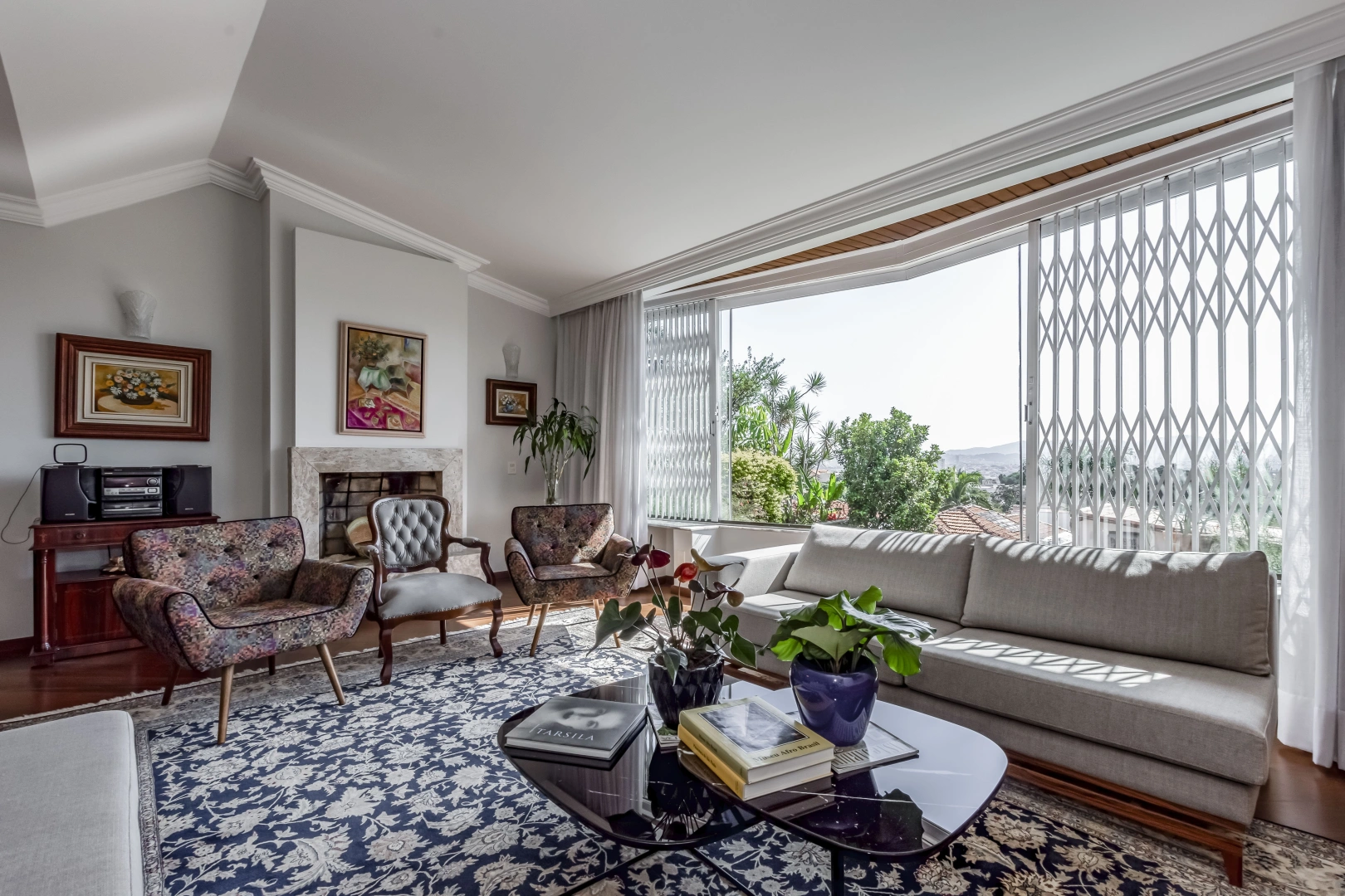Casa com jardim em localização privilegiada - Imagem 1