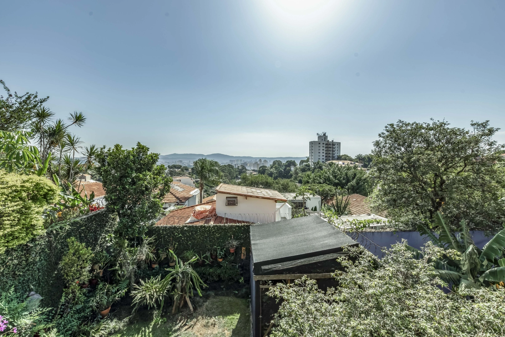 Casa com jardim em localização privilegiada - Imagem 2