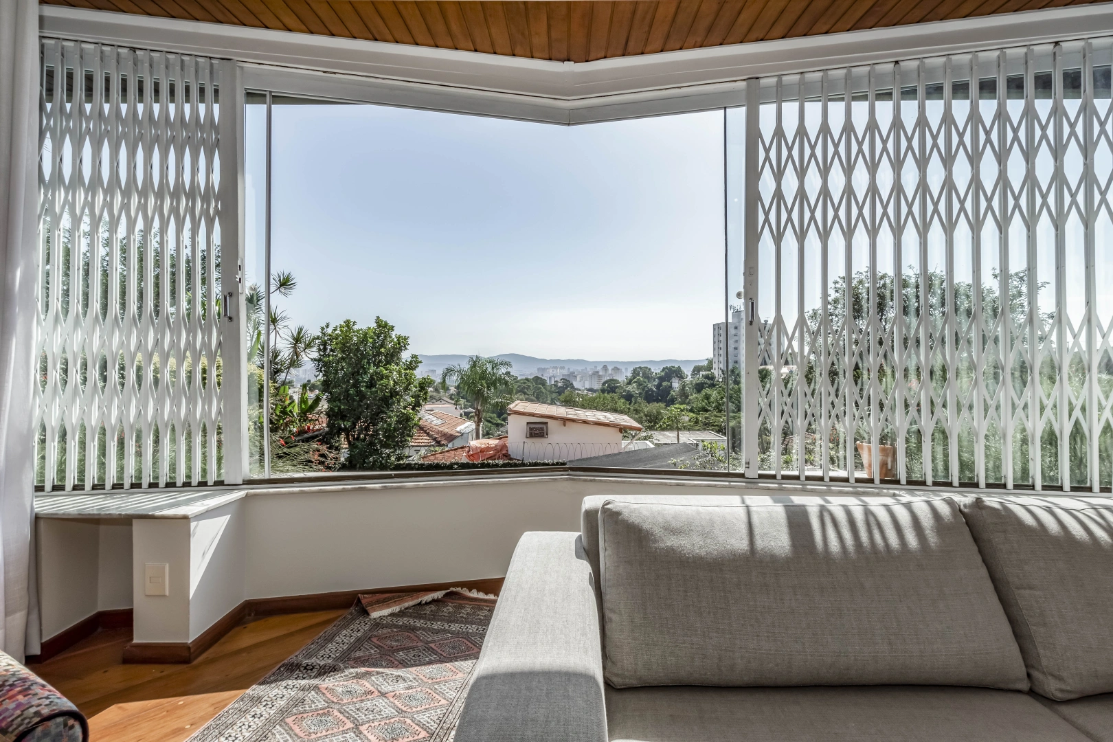 Casa com jardim em localização privilegiada - Imagem 4