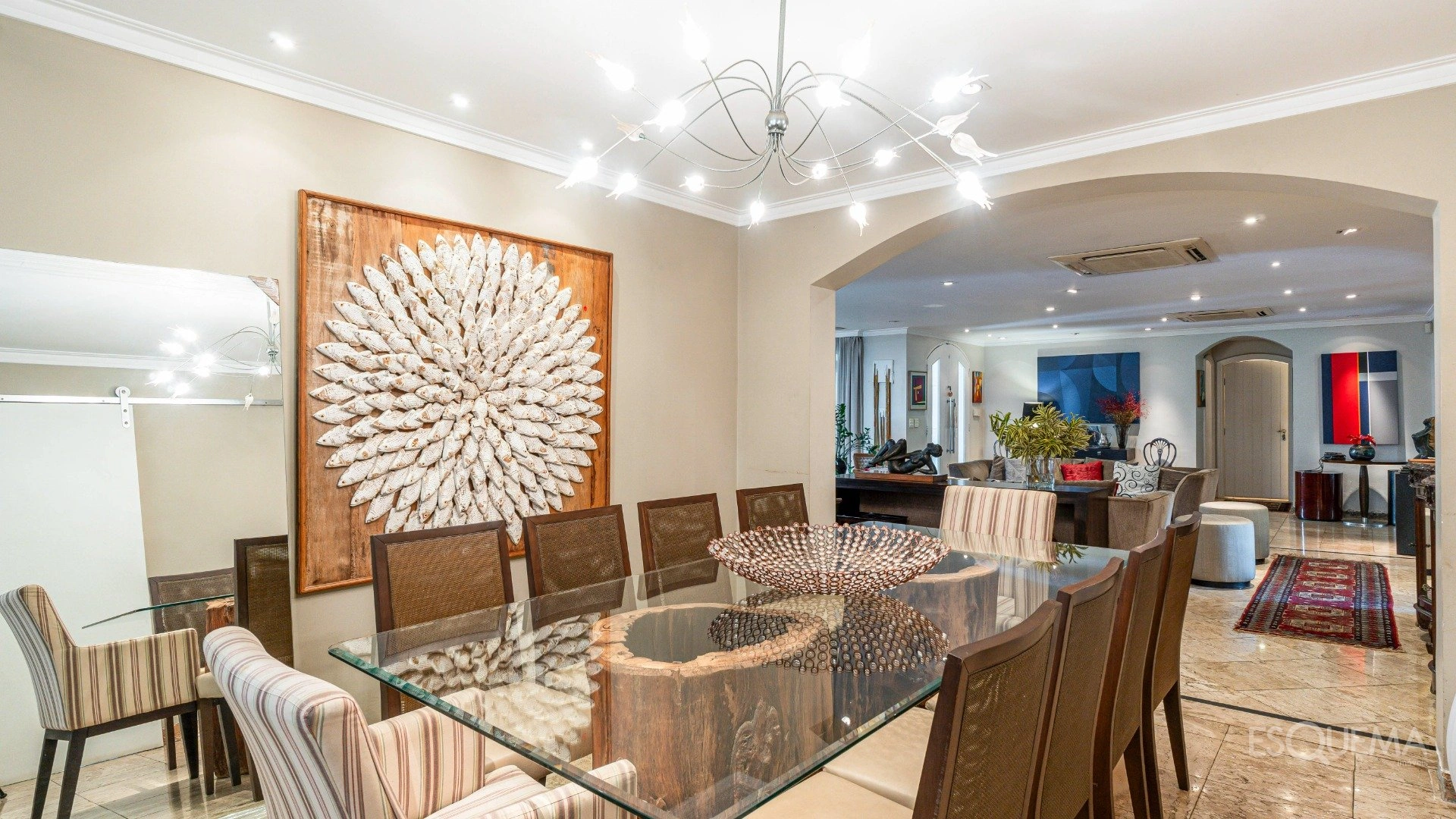 Casa térrea rodeada por jardins - Imagem 15