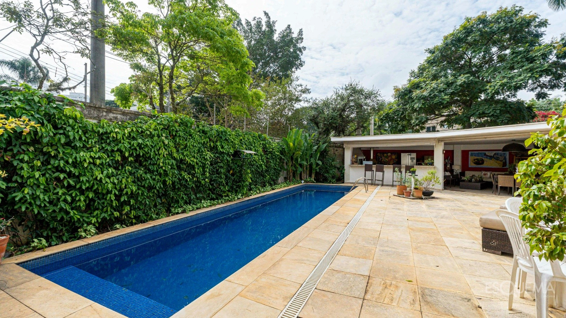 Casa térrea rodeada por jardins - Imagem 1