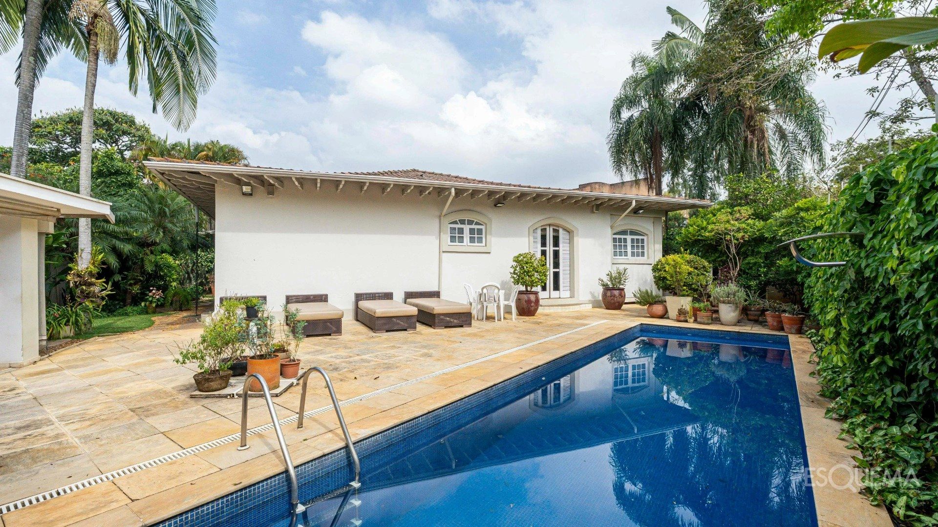 Casa térrea rodeada por jardins - Imagem 2