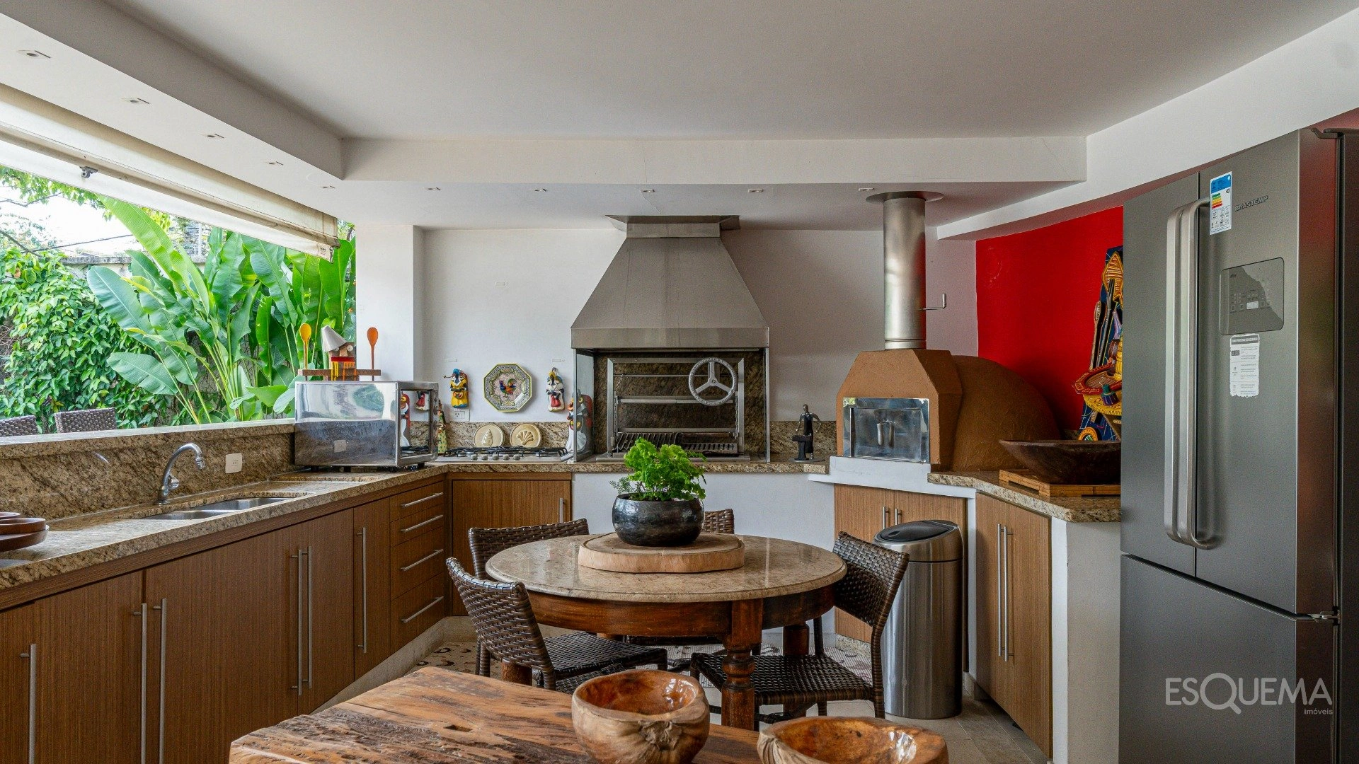 Casa térrea rodeada por jardins - Imagem 3