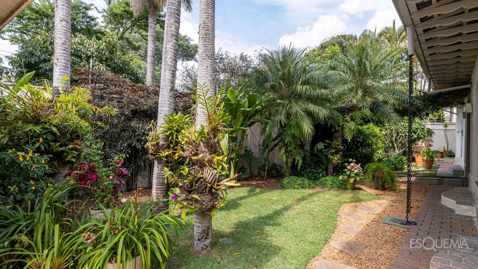 Casa térrea rodeada por jardins - Imagem 5