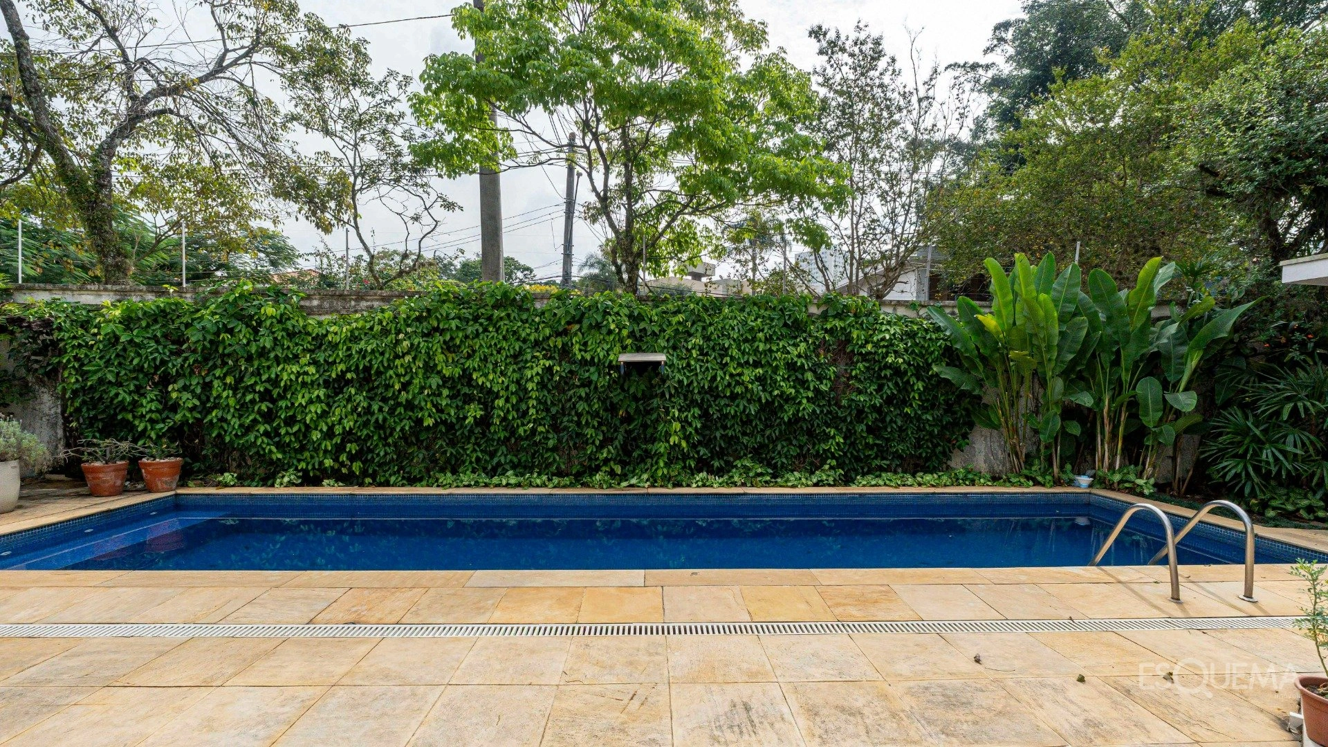 Casa térrea rodeada por jardins - Imagem 8