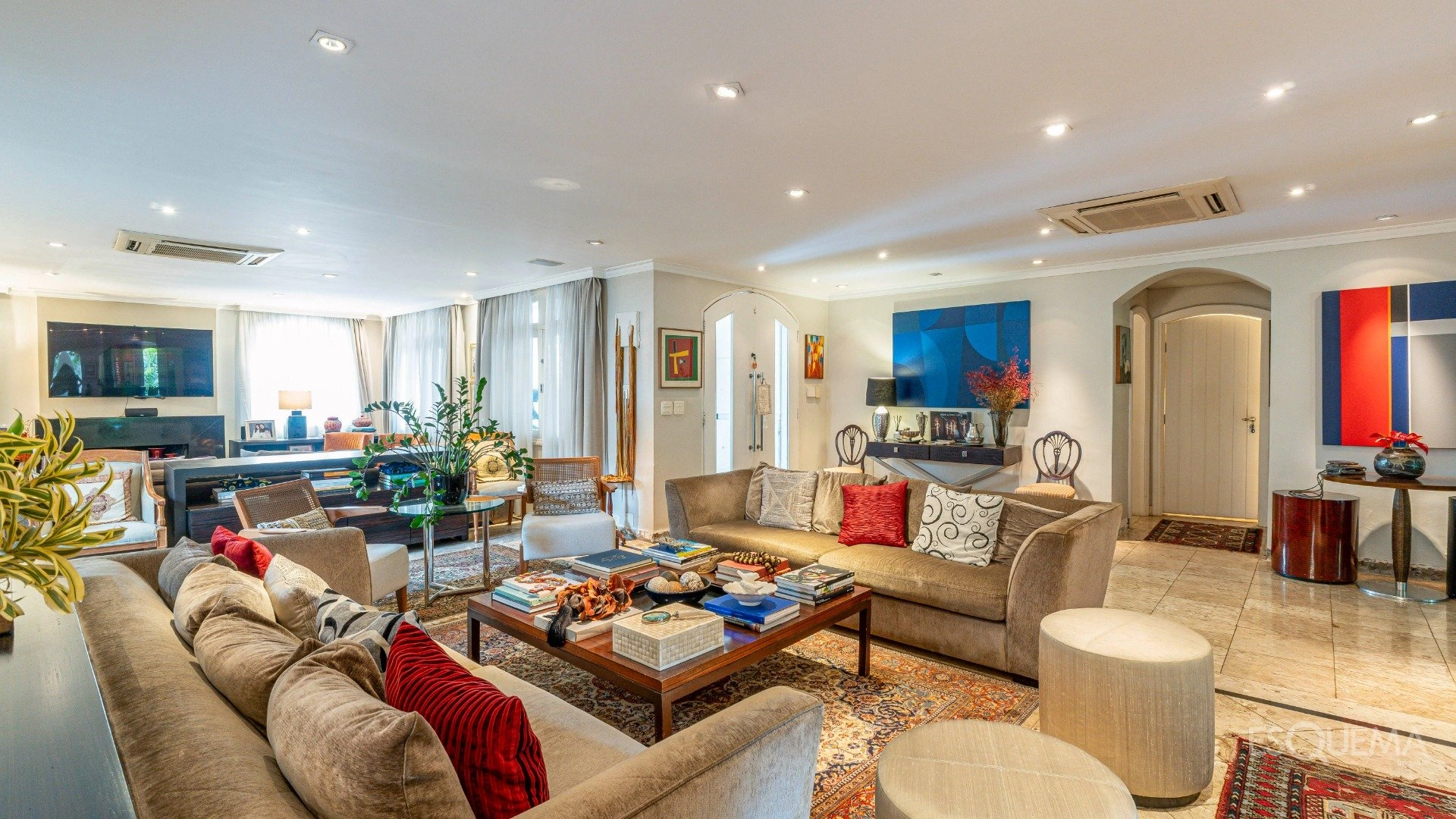 Casa térrea rodeada por jardins - Imagem 9