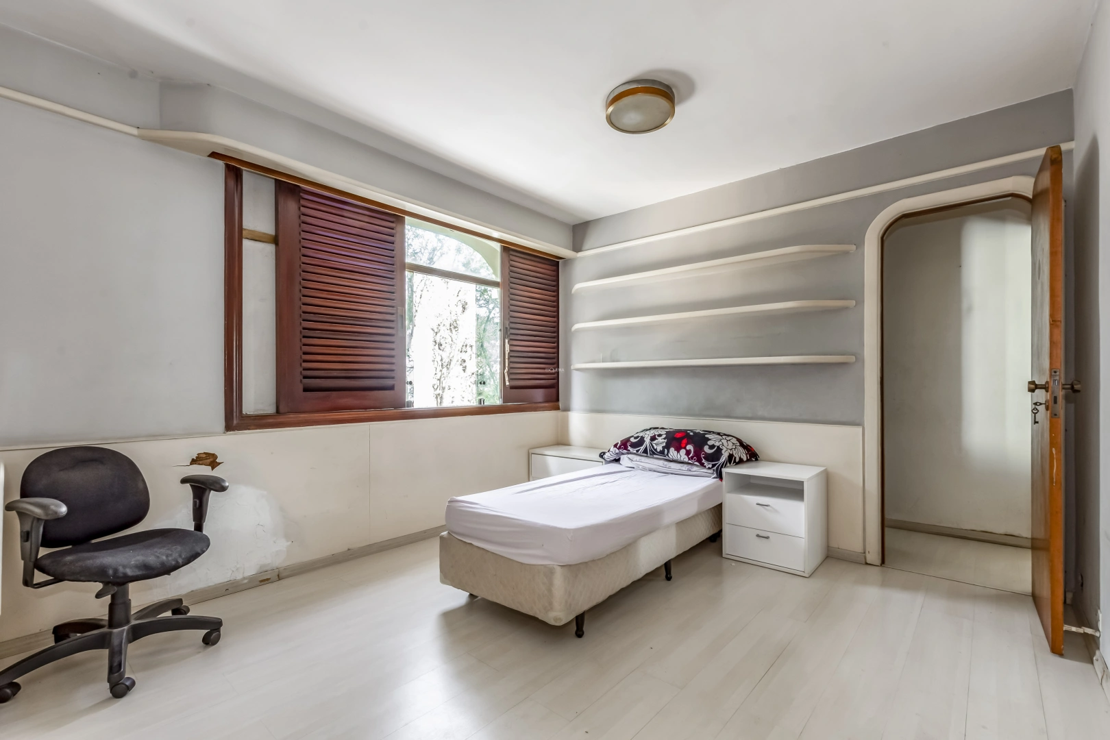 Casa para reforma em rua tranquila - Imagem 11