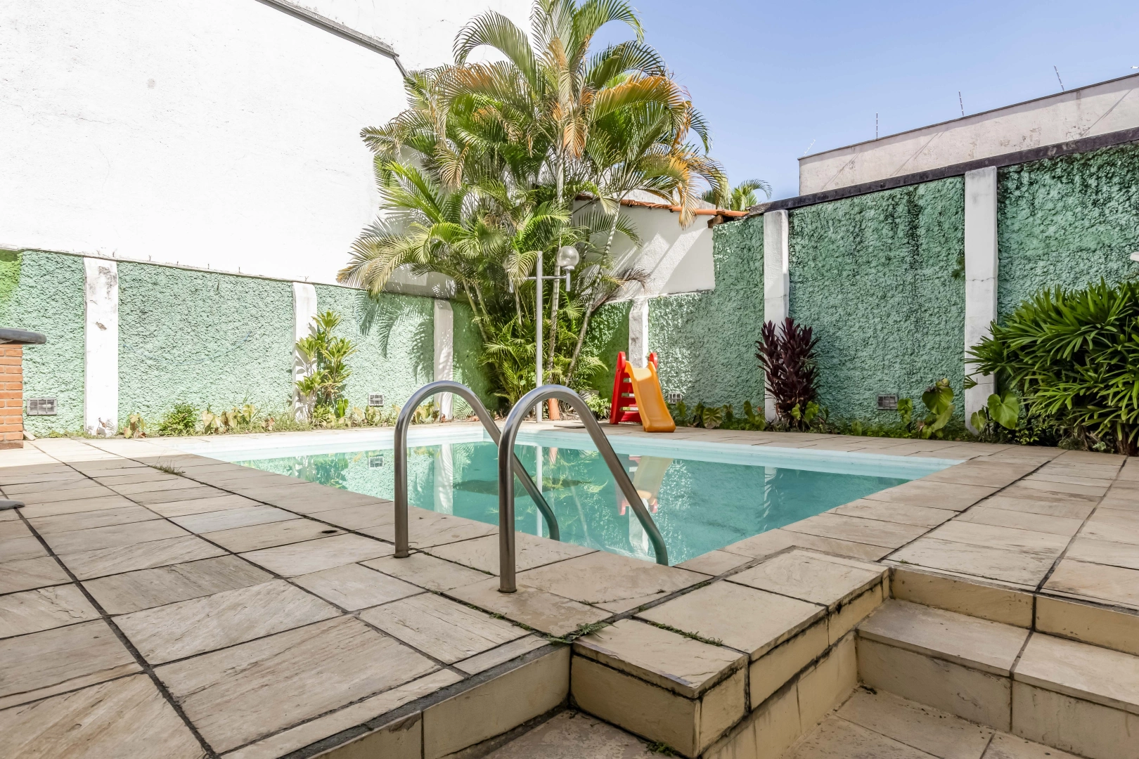 Casa para reforma em rua tranquila - Imagem 12