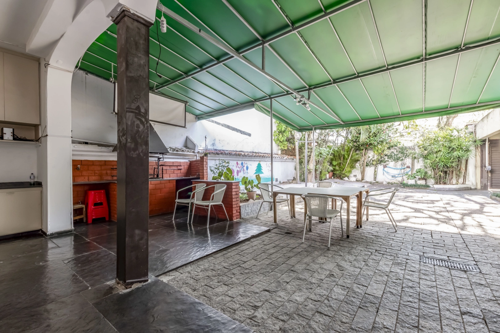 Casa para reforma em rua tranquila - Imagem 13