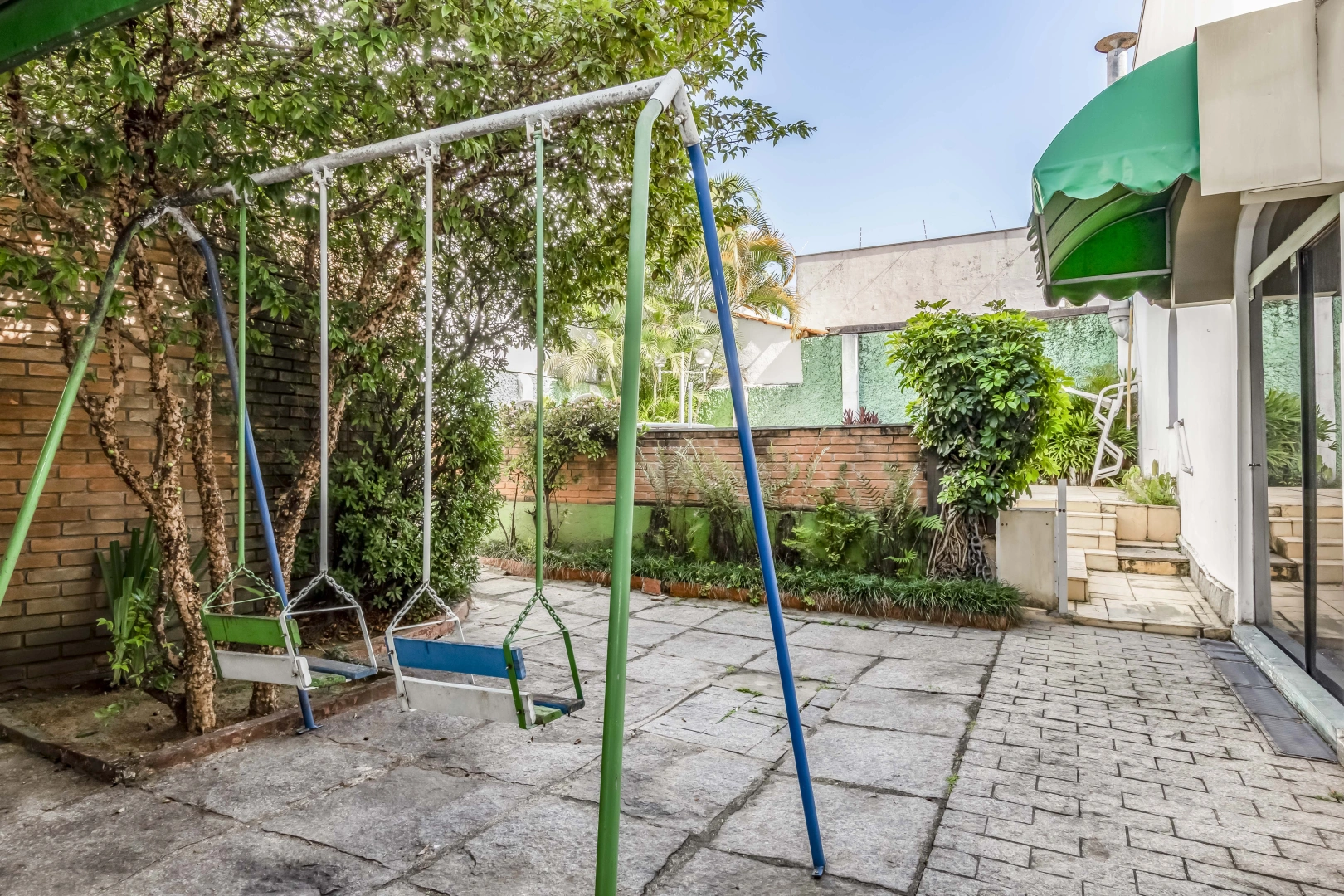 Casa para reforma em rua tranquila - Imagem 15