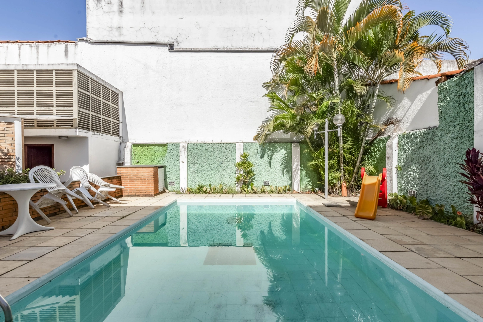 Casa para reforma em rua tranquila - Imagem 1