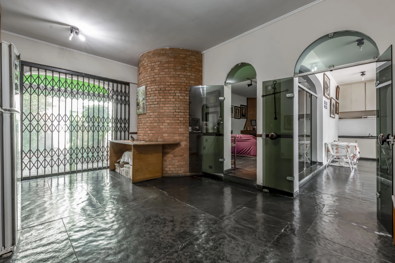 Casa para reforma em rua tranquila - Imagem 6