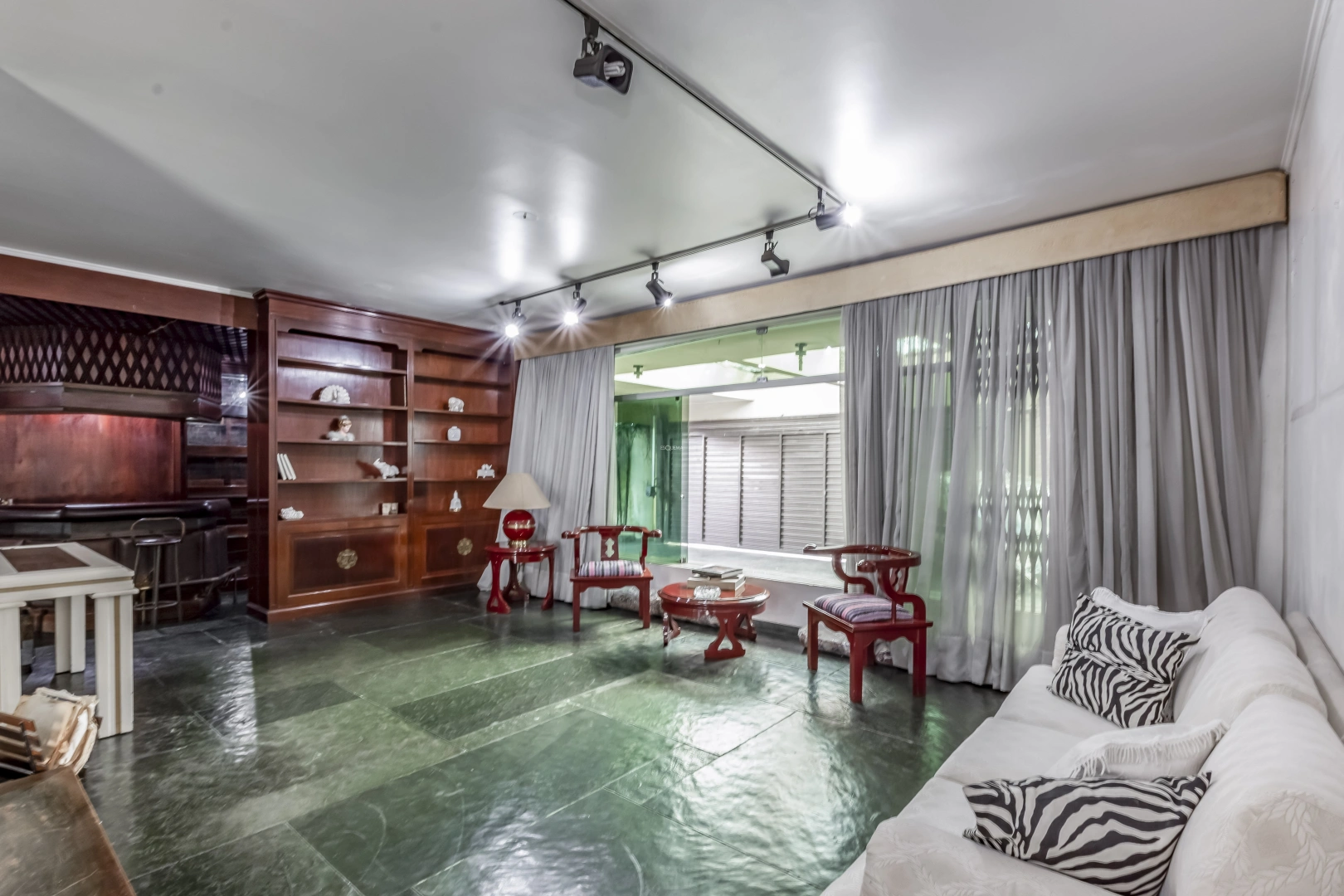 Casa para reforma em rua tranquila - Imagem 7