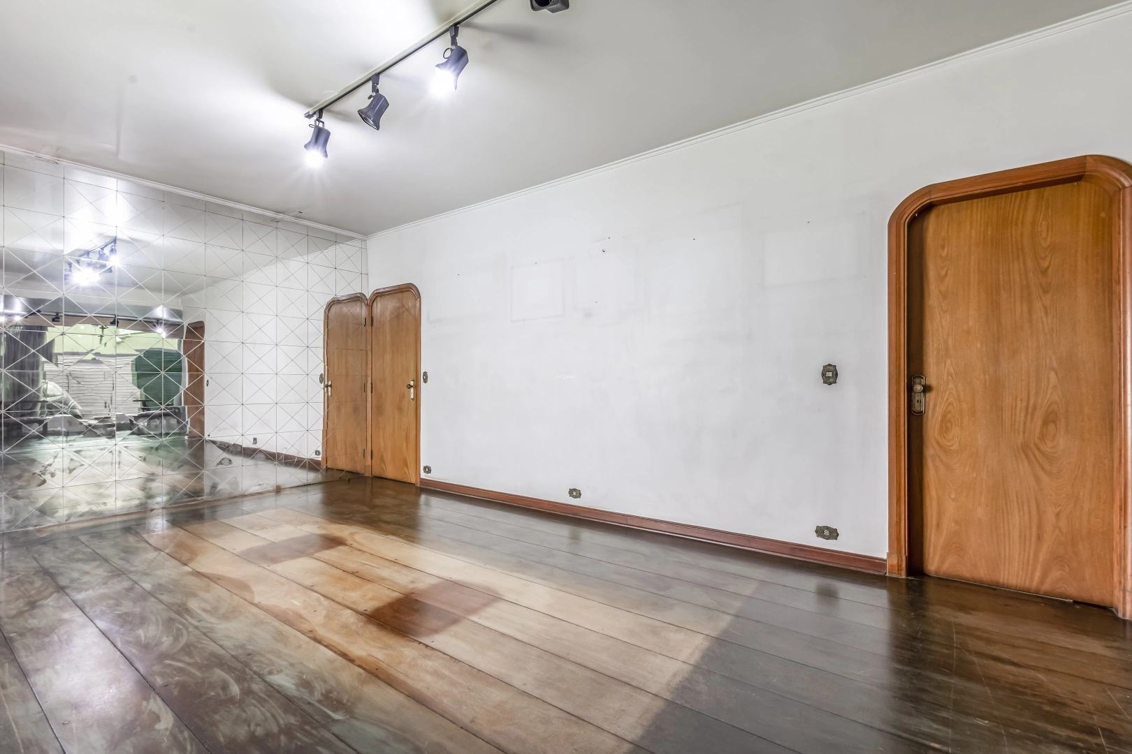 Casa para reforma em rua tranquila - Imagem 8