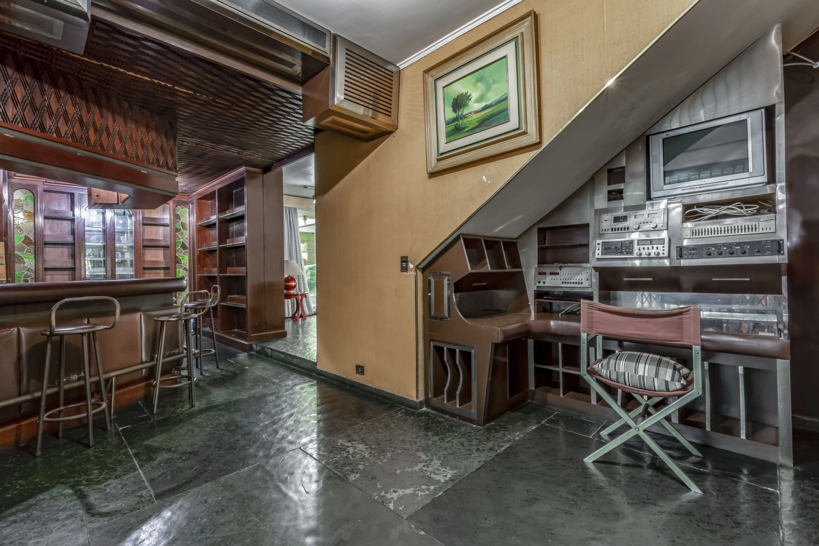 Casa para reforma em rua tranquila - Imagem 9
