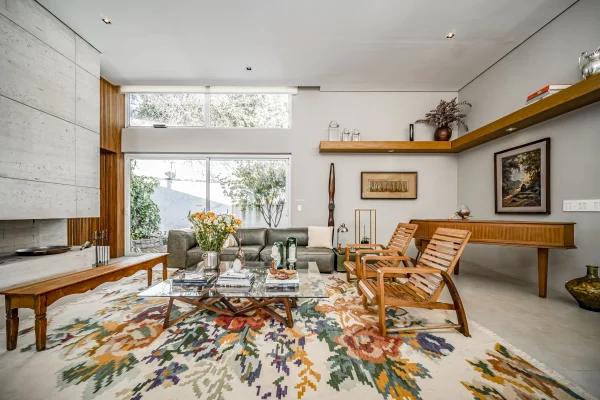 Casa contemporânea com automação em rua tranquila