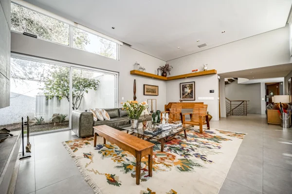 Casa contemporânea com automação em rua tranquila