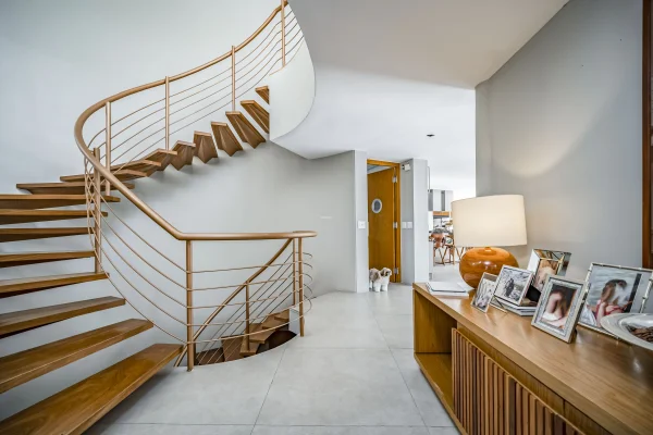 Casa contemporânea com automação em rua tranquila