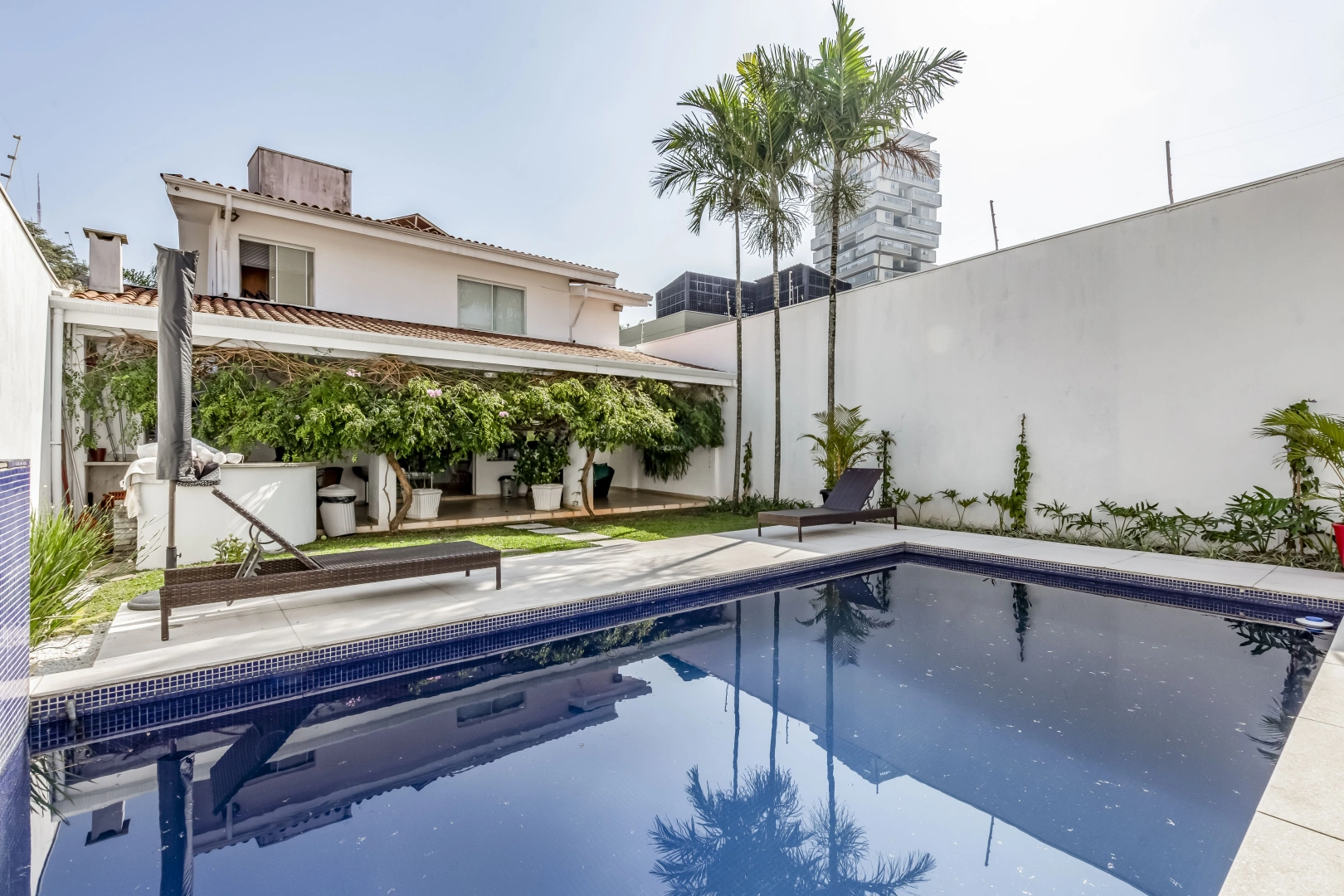Casa ampla e bem localizada - Imagem 1