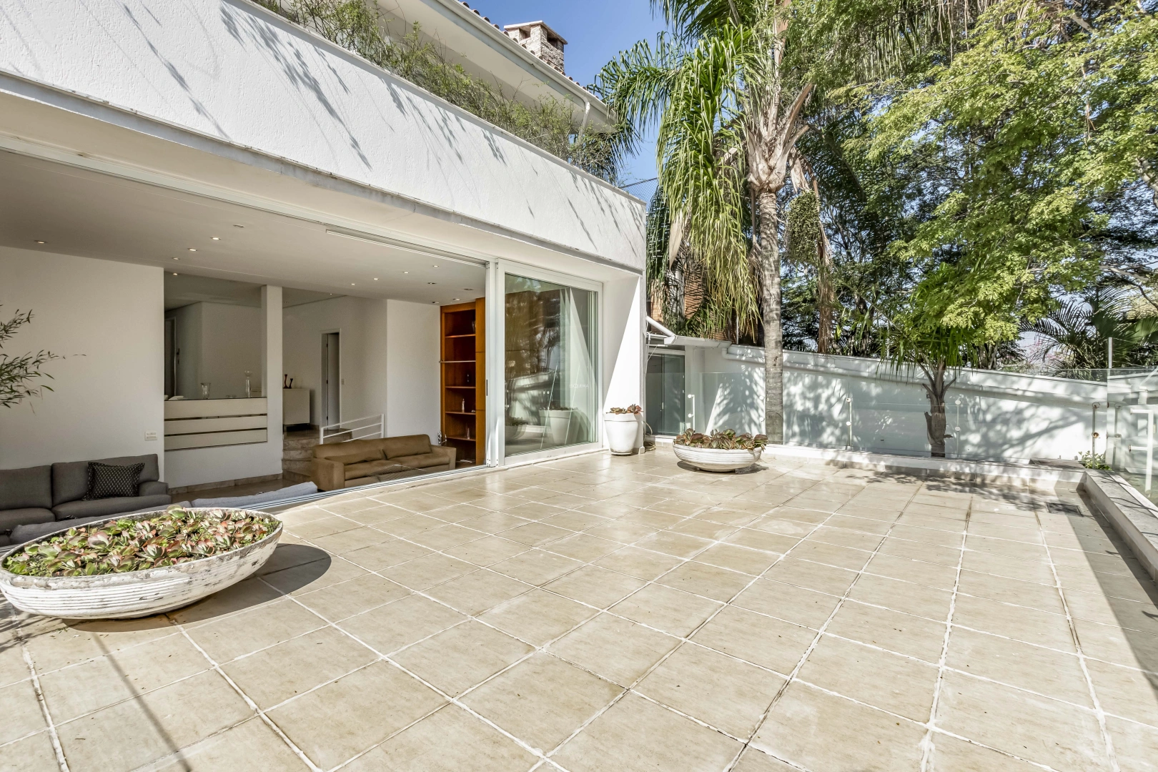 Casa ampla e bem localizada - Imagem 4