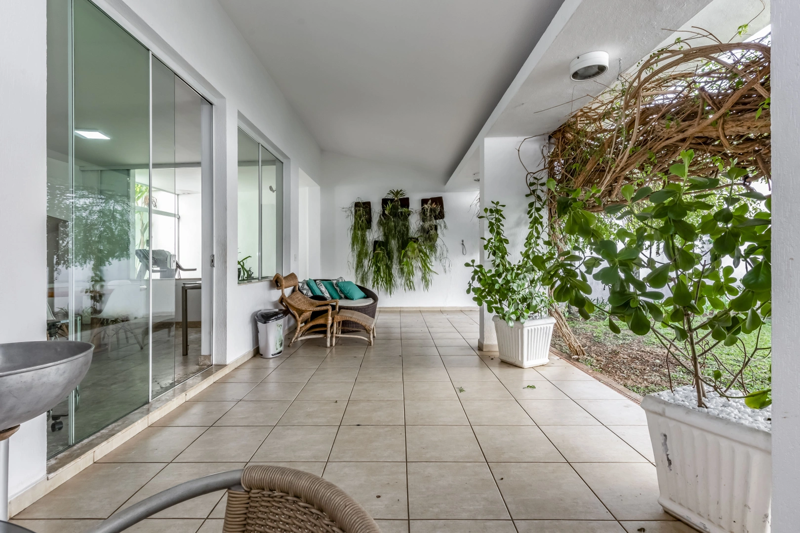 Casa ampla e bem localizada - Imagem 8