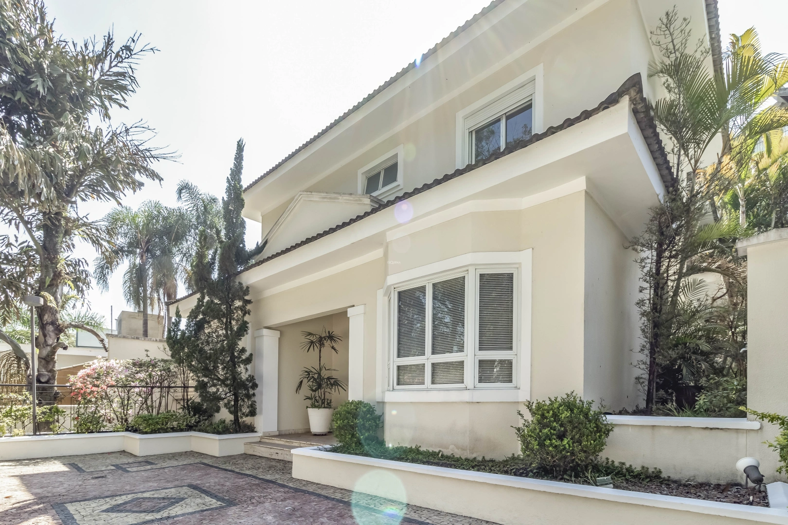 Casa com piscina em condomínio fechado - Imagem 1