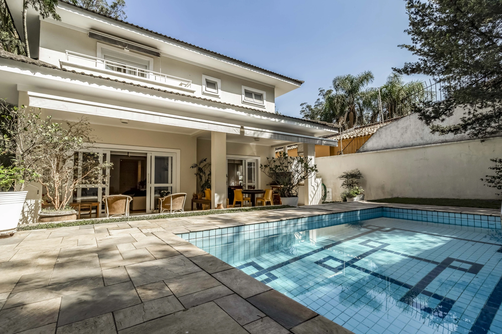 Casa com piscina em condomínio fechado - Imagem 2