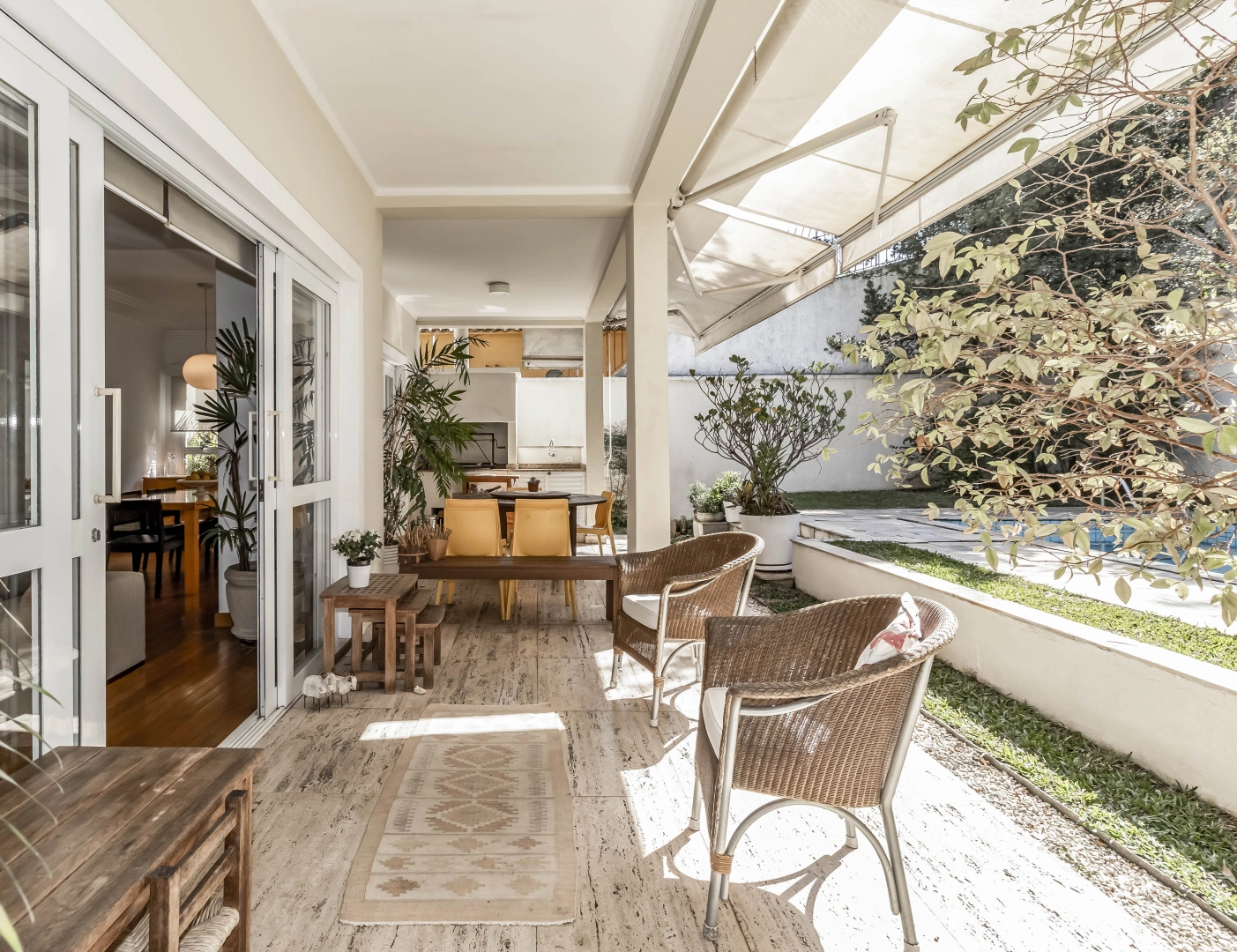 Casa com piscina em condomínio fechado - Imagem 3