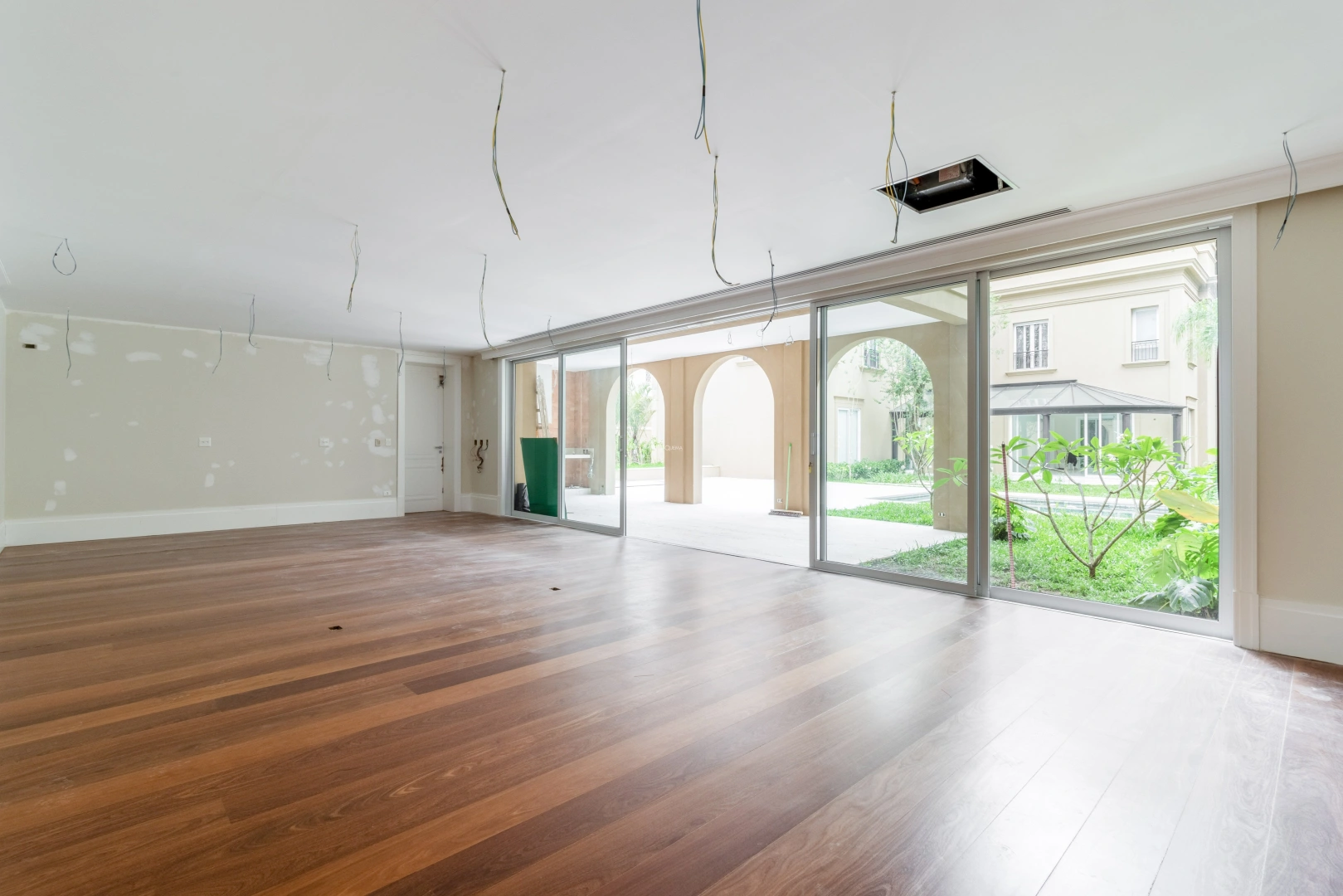 Casa com elevador, piscina e 4 suítes em terreno com paisagismo deslumbrante - Imagem 10