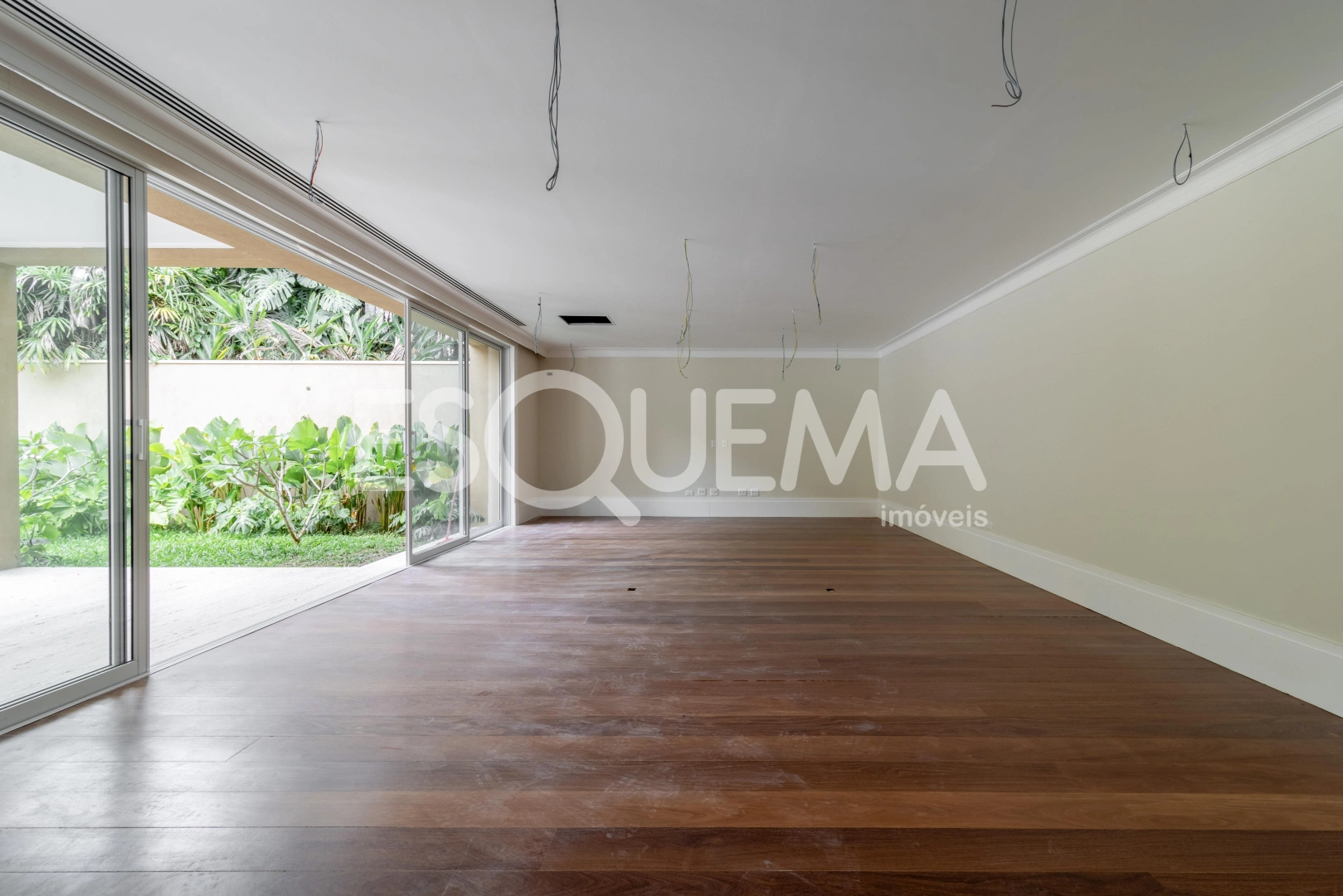Casa com elevador, piscina e 4 suítes em terreno com paisagismo deslumbrante - Imagem 12