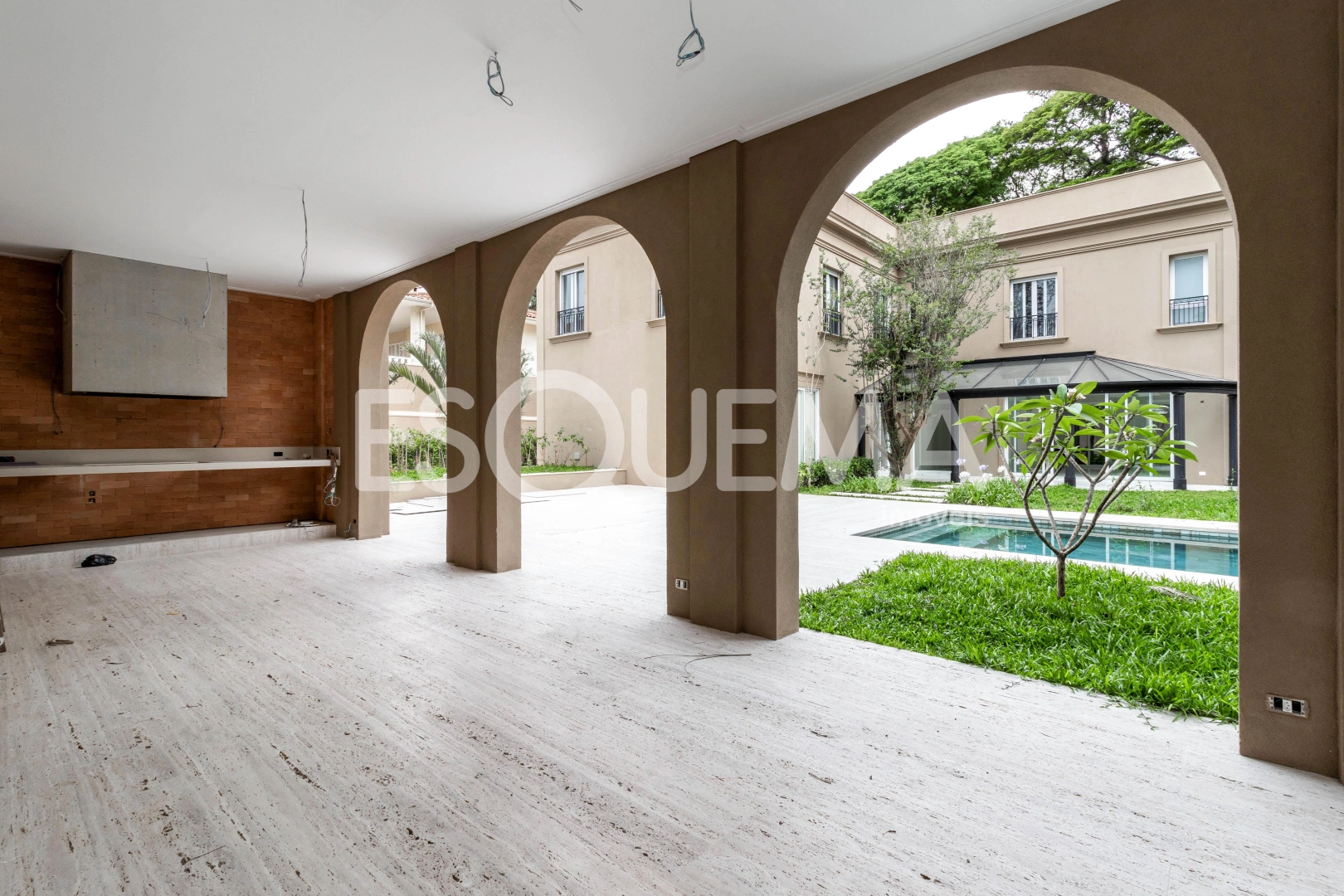 Casa com elevador, piscina e 4 suítes em terreno com paisagismo deslumbrante - Imagem 13