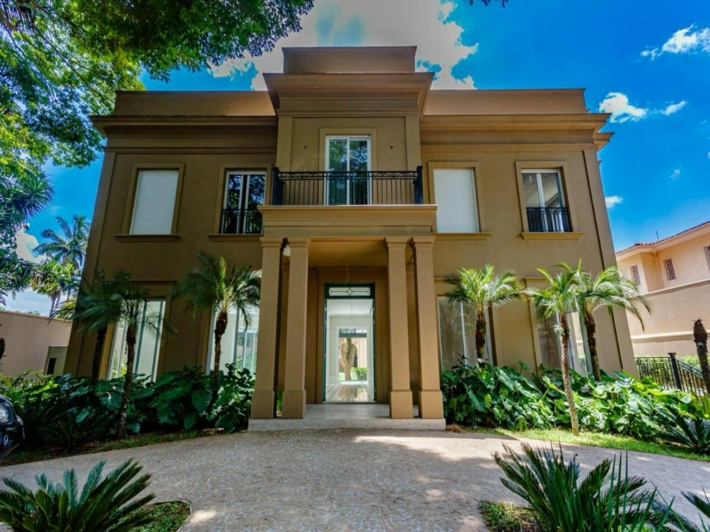 Casa com elevador, piscina e 4 suítes em terreno com paisagismo deslumbrante - Imagem 1