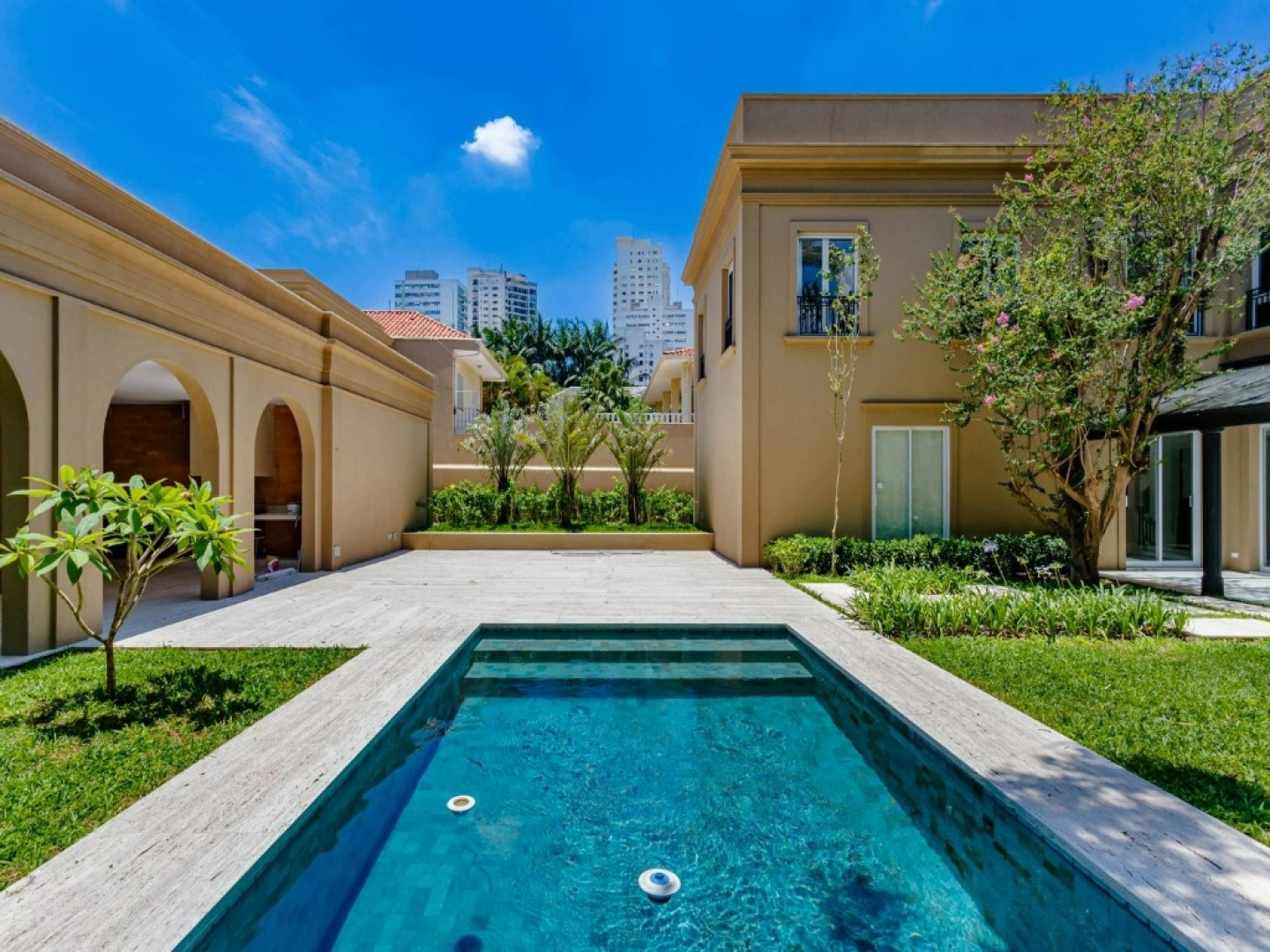 Casa com elevador, piscina e 4 suítes em terreno com paisagismo deslumbrante - Imagem 2