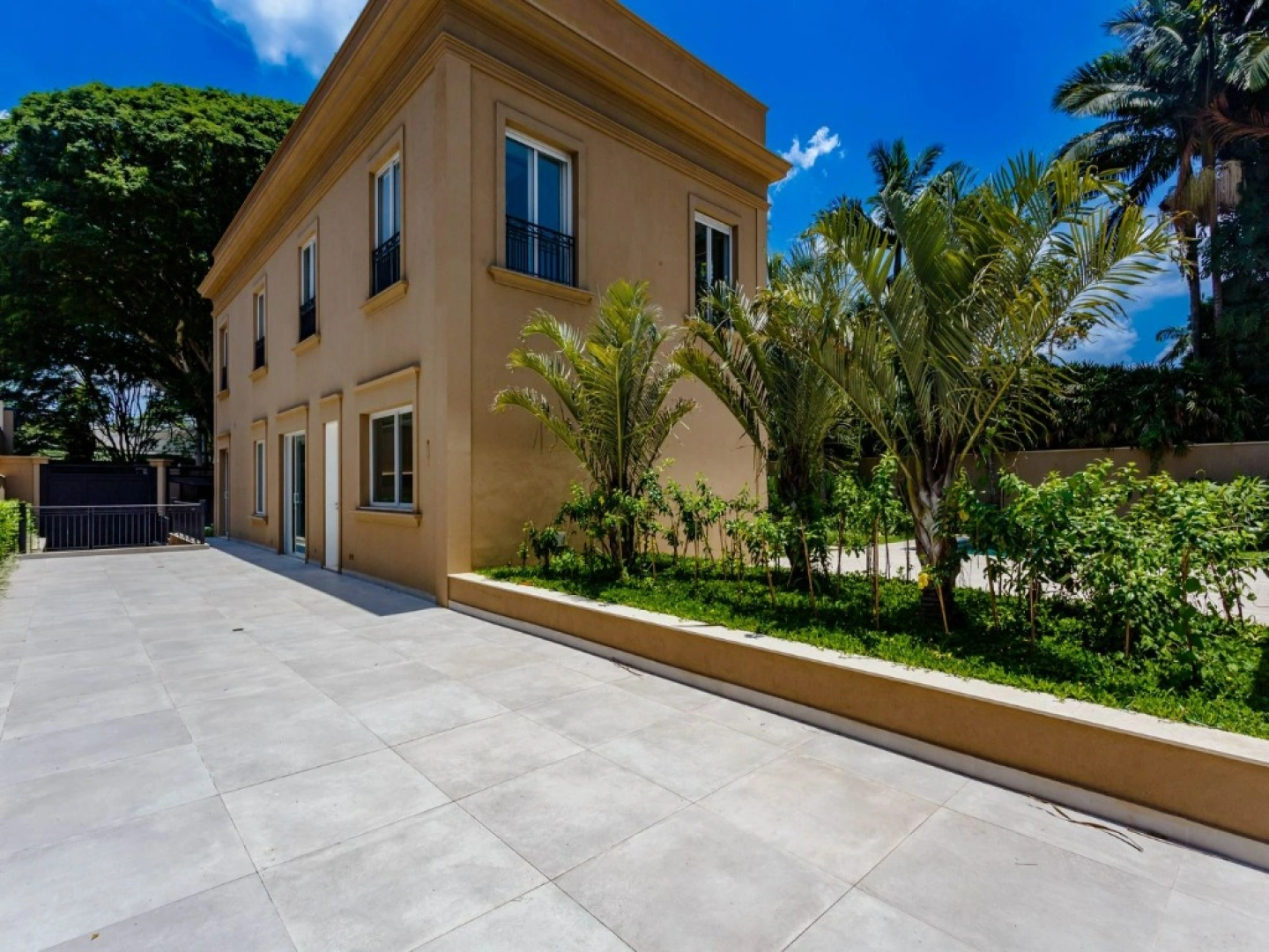 Casa com elevador, piscina e 4 suítes em terreno com paisagismo deslumbrante - Imagem 3
