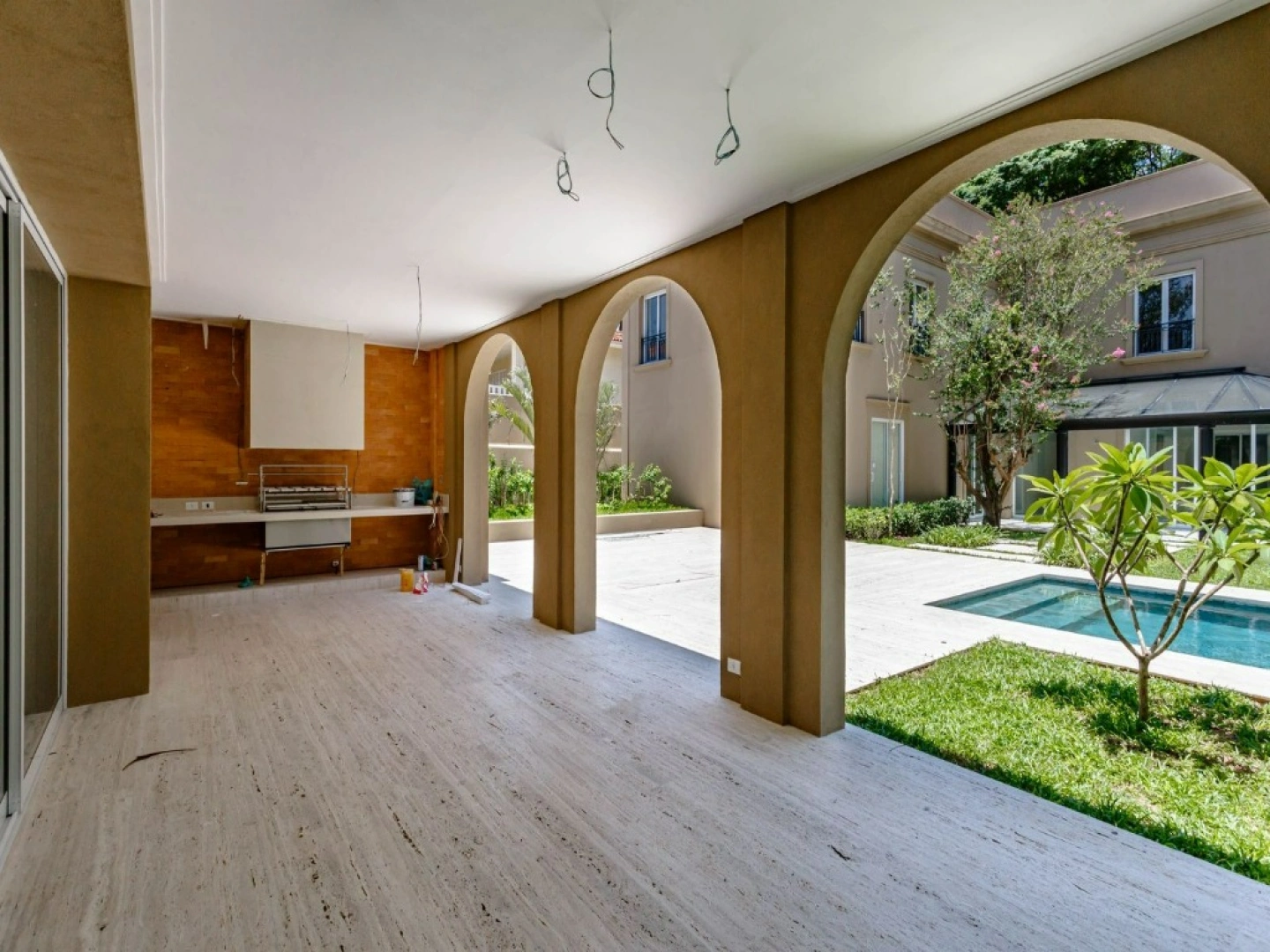 Casa com elevador, piscina e 4 suítes em terreno com paisagismo deslumbrante - Imagem 4
