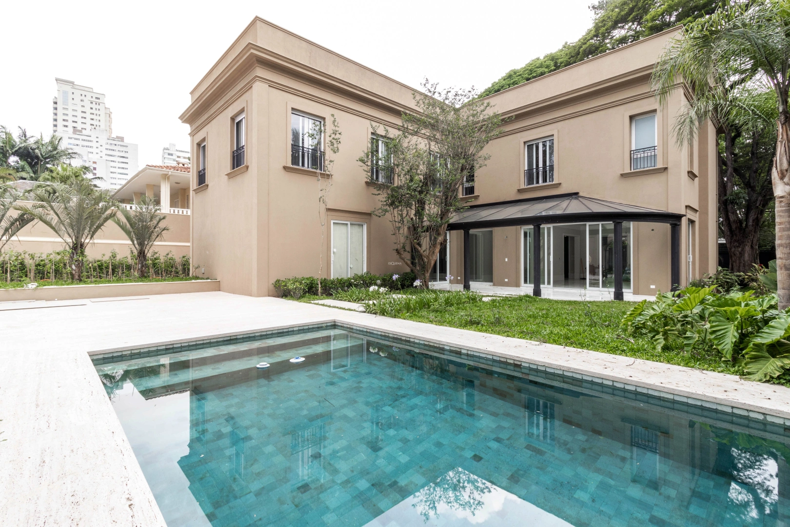 Casa com elevador, piscina e 4 suítes em terreno com paisagismo deslumbrante - Imagem 6
