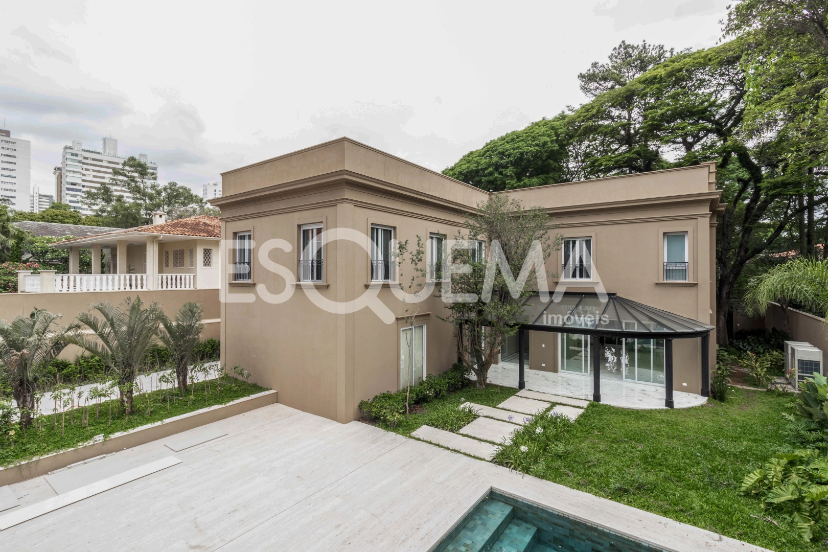 Casa com elevador, piscina e 4 suítes em terreno com paisagismo deslumbrante - Imagem 7
