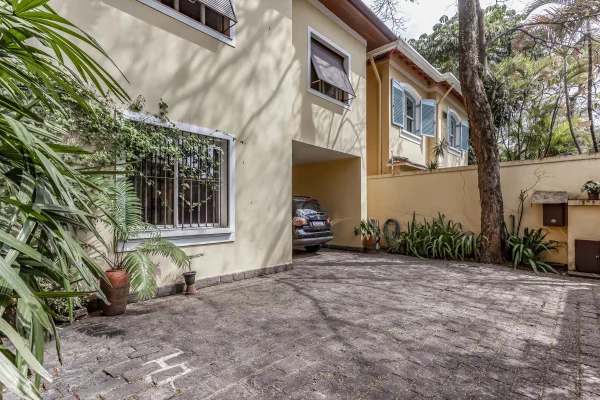 Casa comercial em terreno plano para reforma ou novo projeto no Jardim Paulista