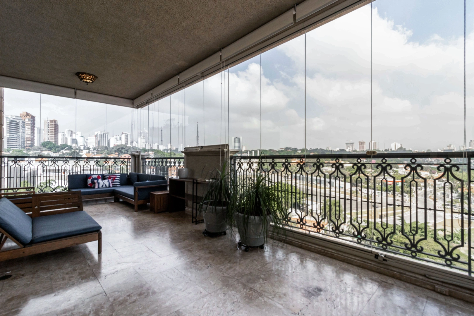 Apartamento amplo com vista para o bairro - Imagem 1