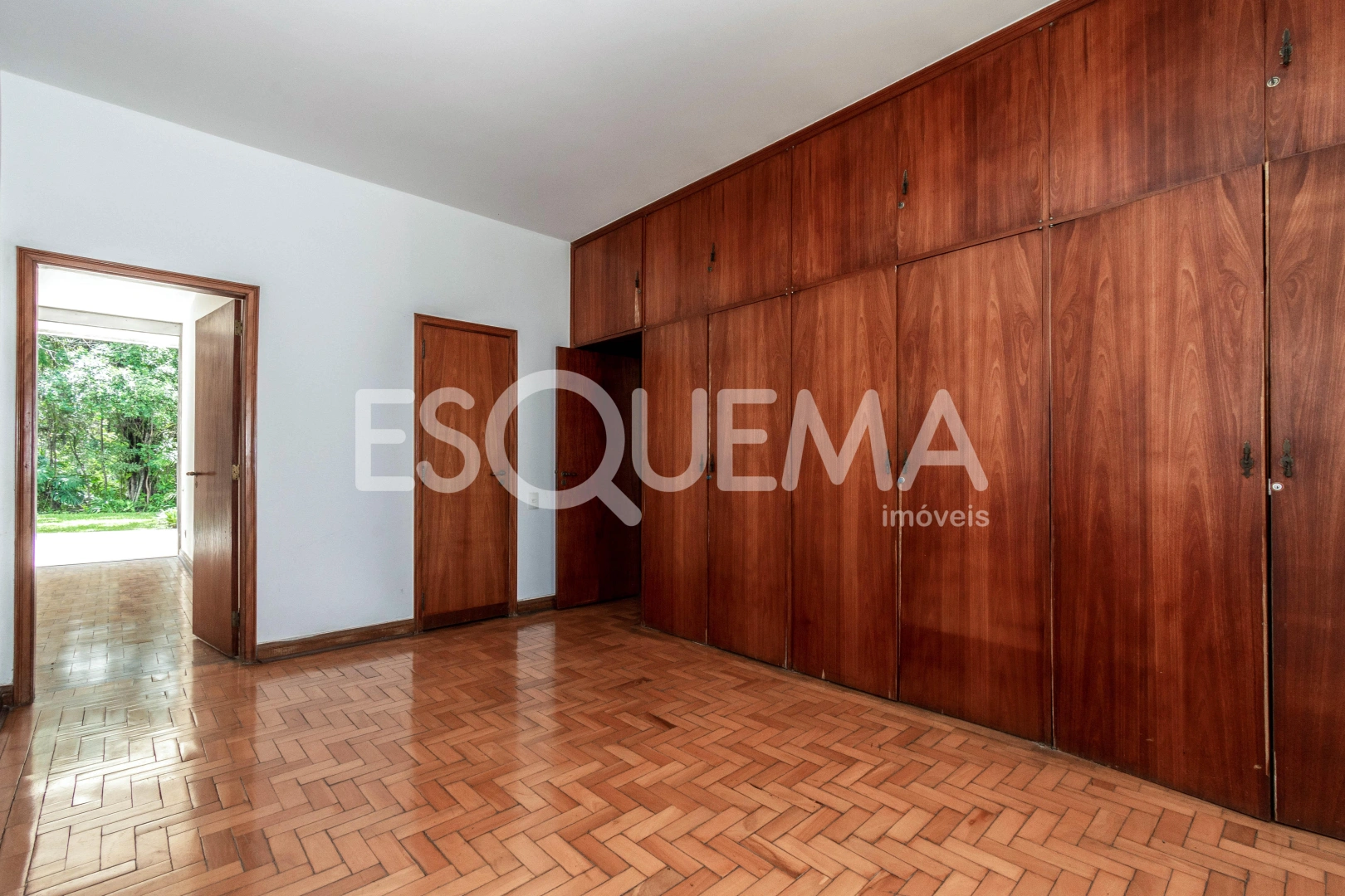 Residência semi térrea, com amplo terreno, em rua tranquila - Imagem 11