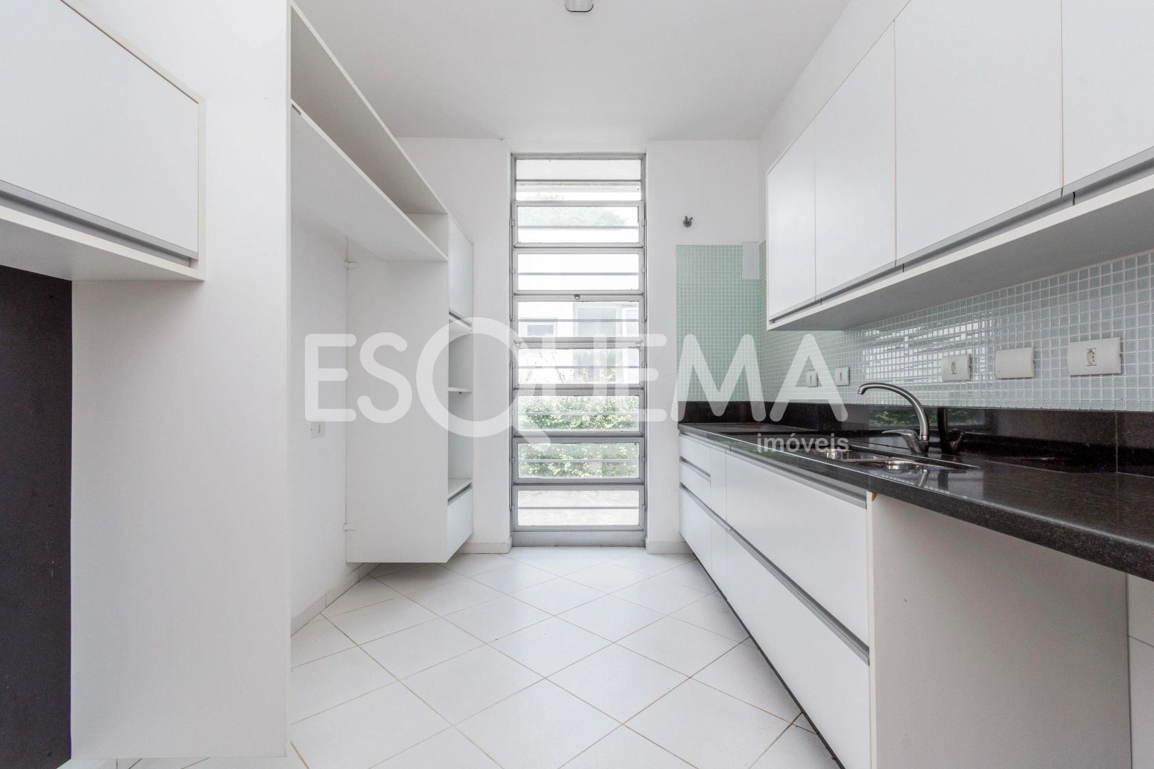 Residência semi térrea, com amplo terreno, em rua tranquila - Imagem 14