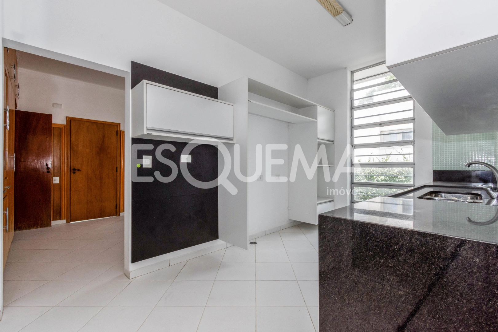 Residência semi térrea, com amplo terreno, em rua tranquila - Imagem 15