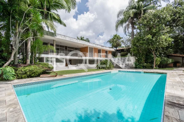 Residência semi térrea, com amplo terreno, em rua tranquila