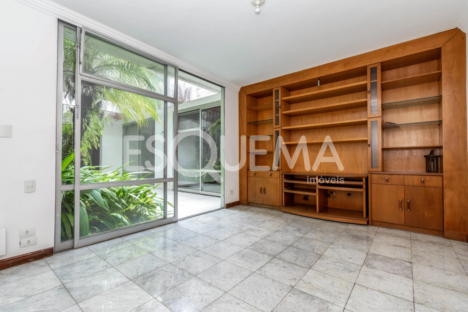 Residência semi térrea, com amplo terreno, em rua tranquila - Imagem 7