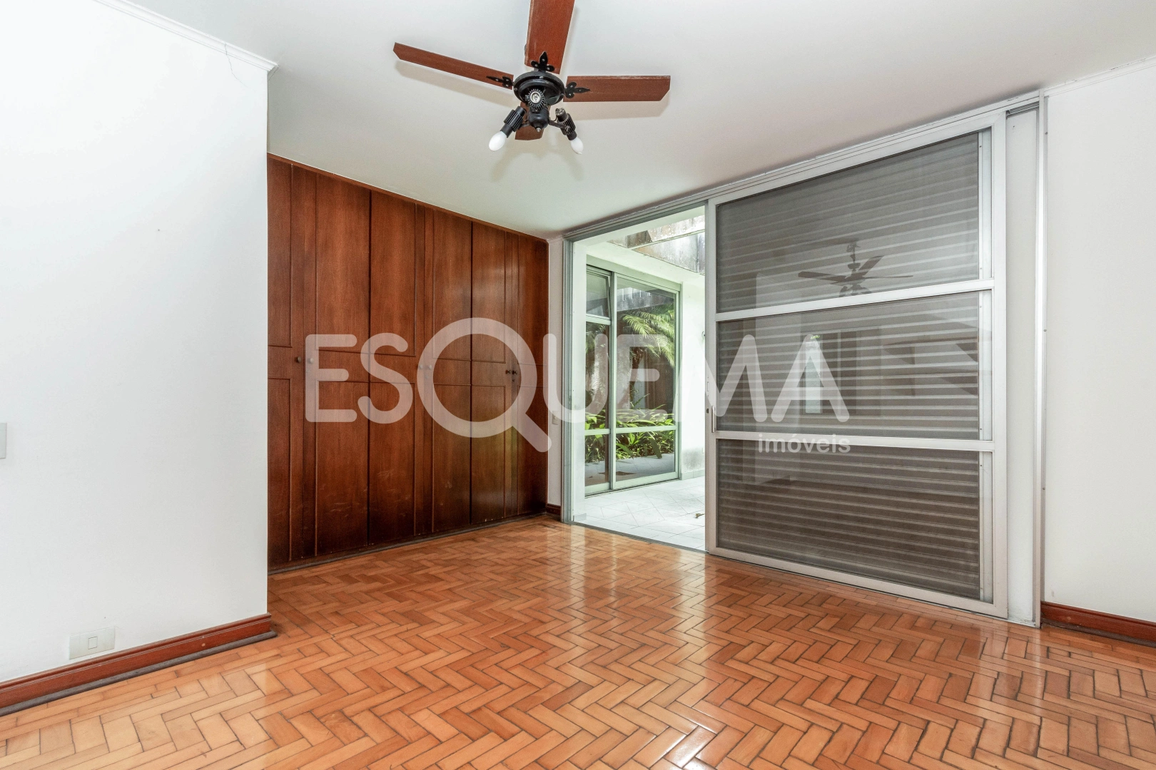 Residência semi térrea, com amplo terreno, em rua tranquila - Imagem 9