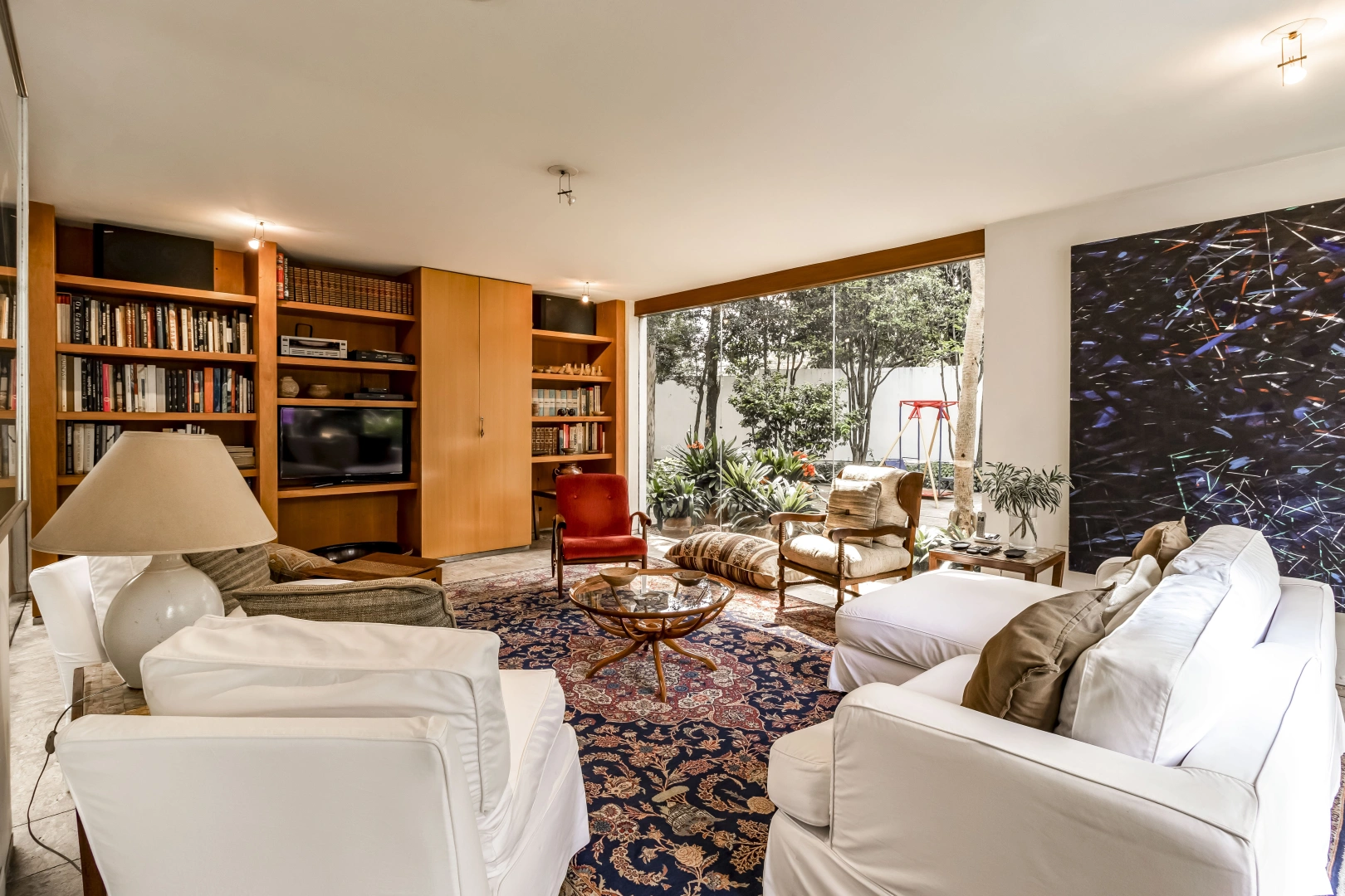Casa com piscina em rua tranquila - Imagem 11