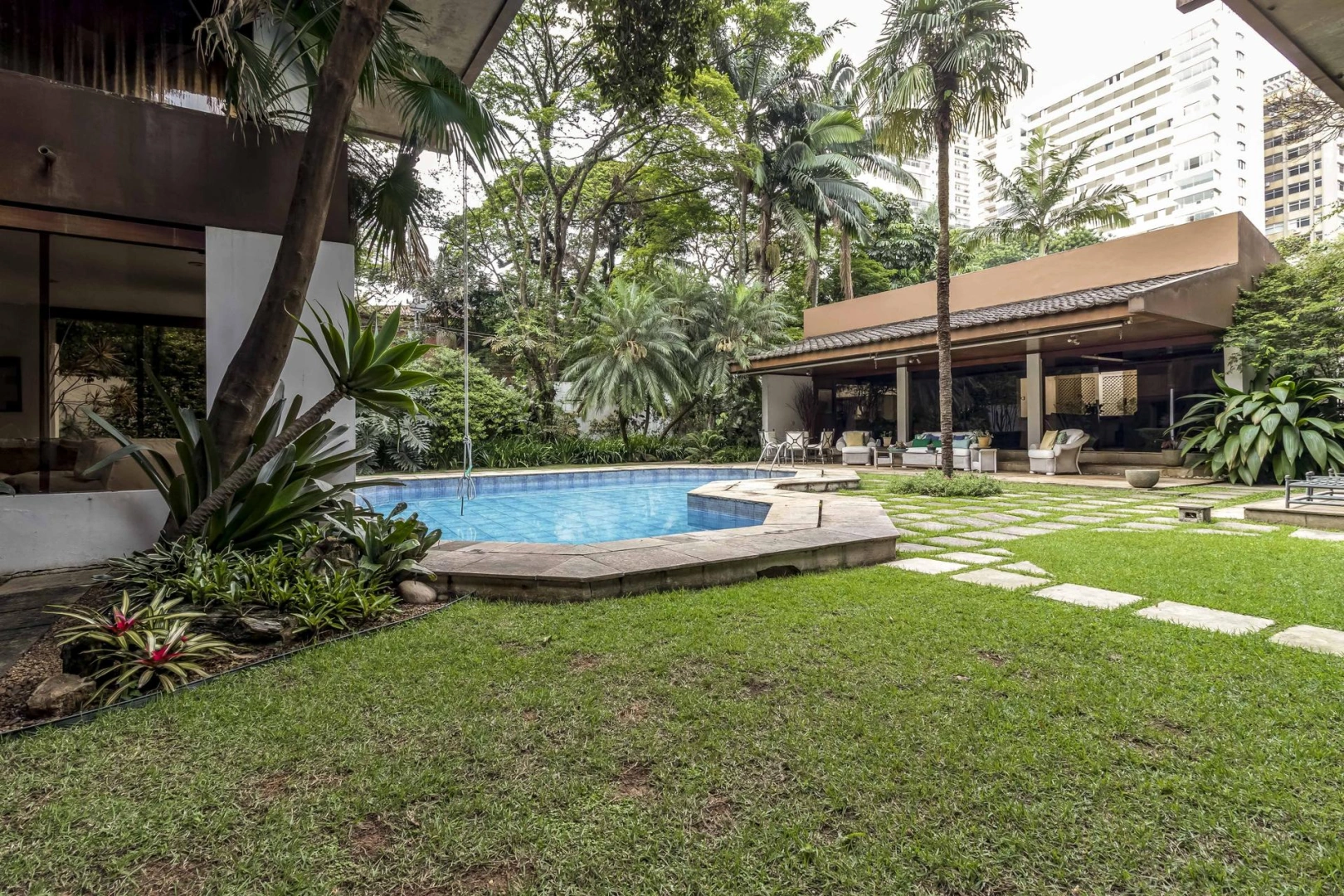 Casa com piscina em rua tranquila - Imagem 1