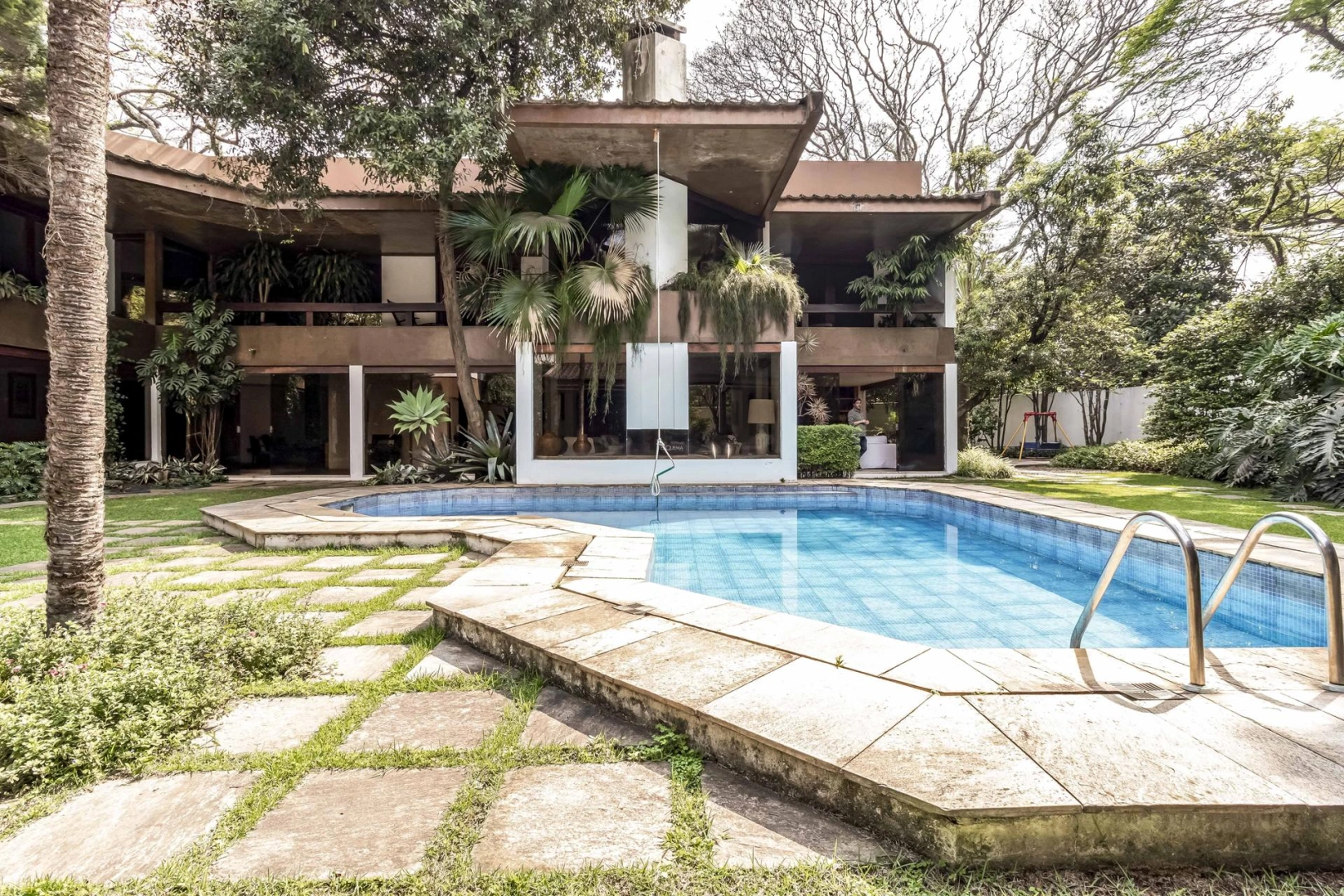 Casa com piscina em rua tranquila - Imagem 2