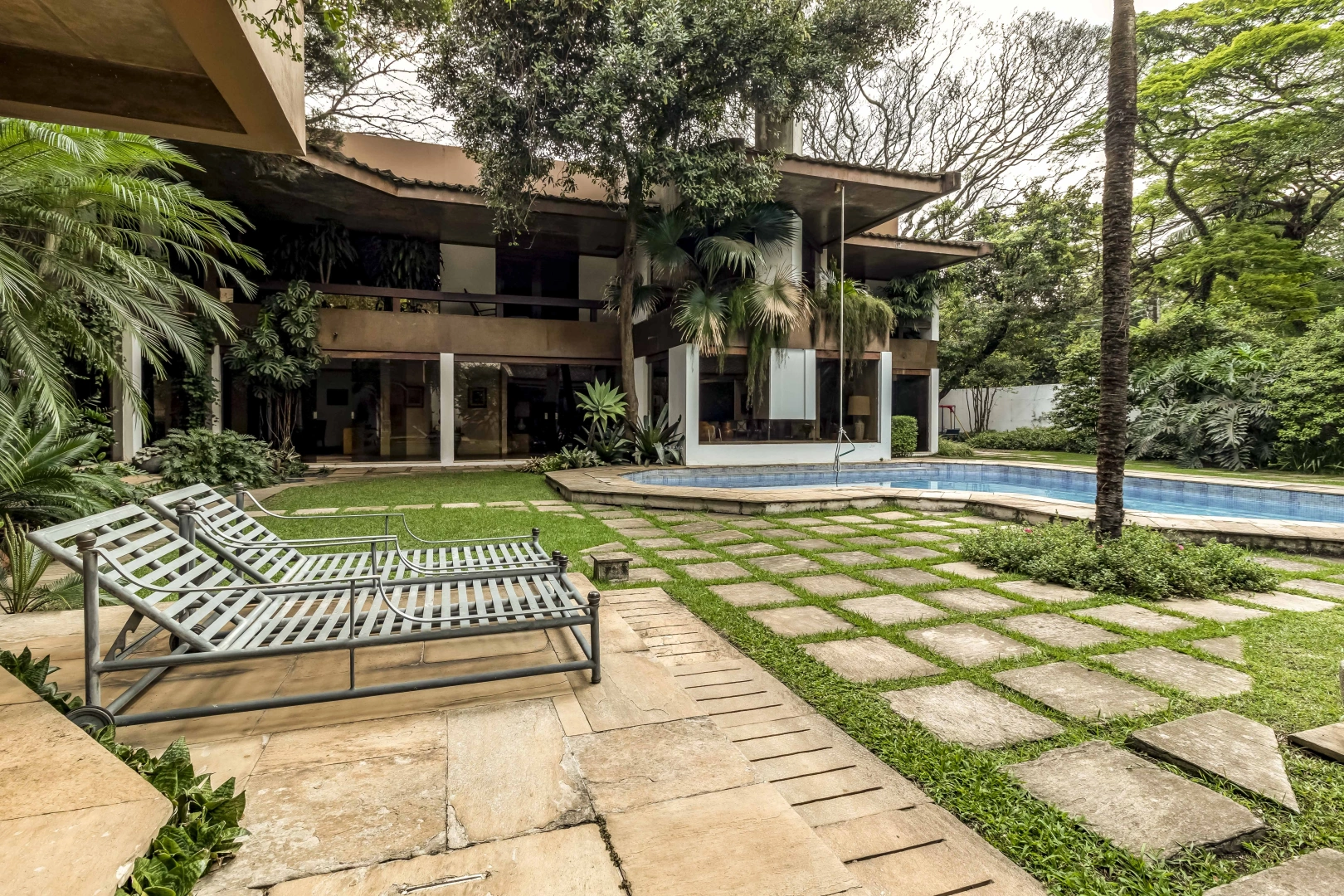 Casa com piscina em rua tranquila - Imagem 3